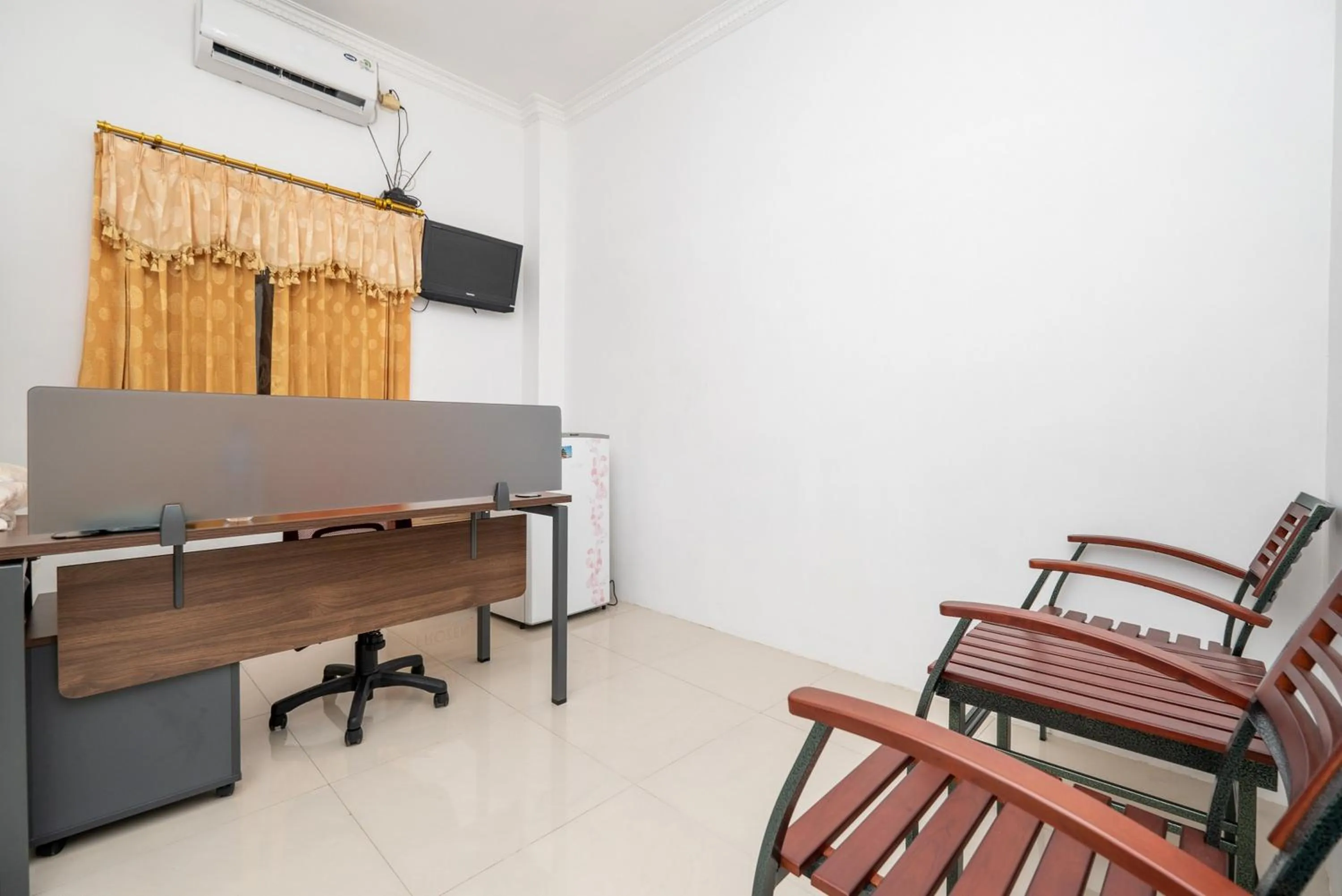 Seating area in RedDoorz at Gunungsari Surabaya 2