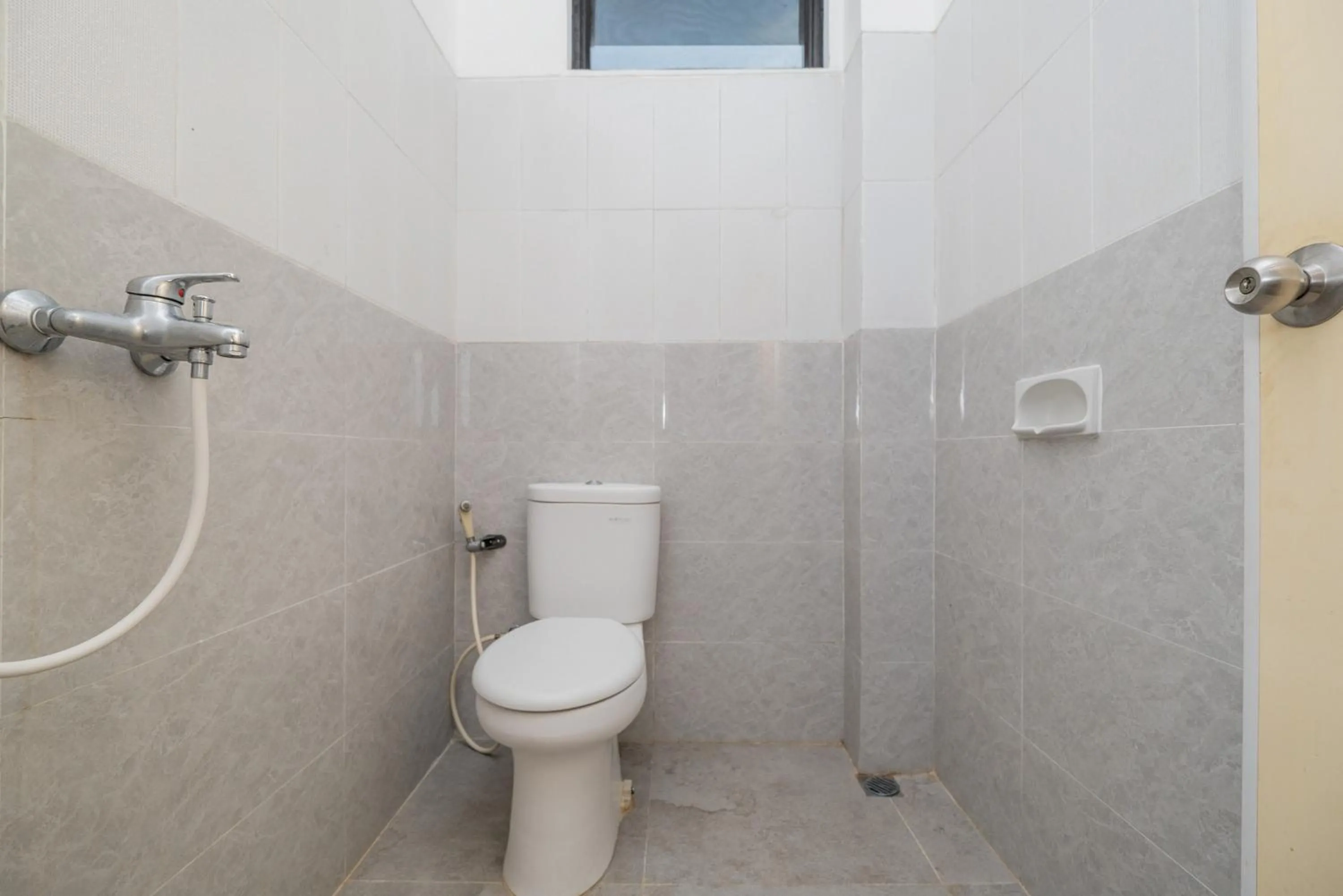 Bathroom in RedDoorz at Gunungsari Surabaya 2