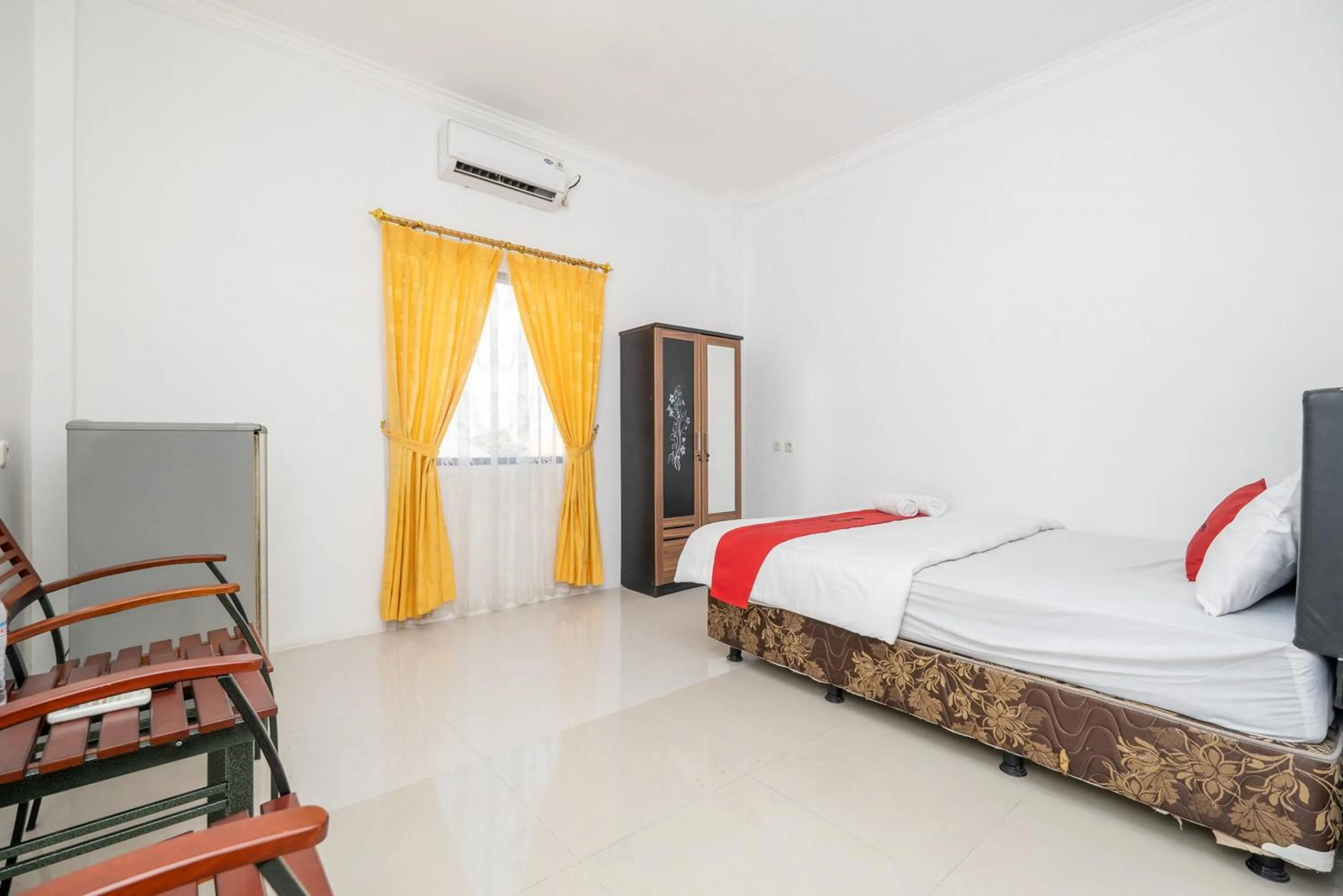 Bed in RedDoorz at Gunungsari Surabaya 2
