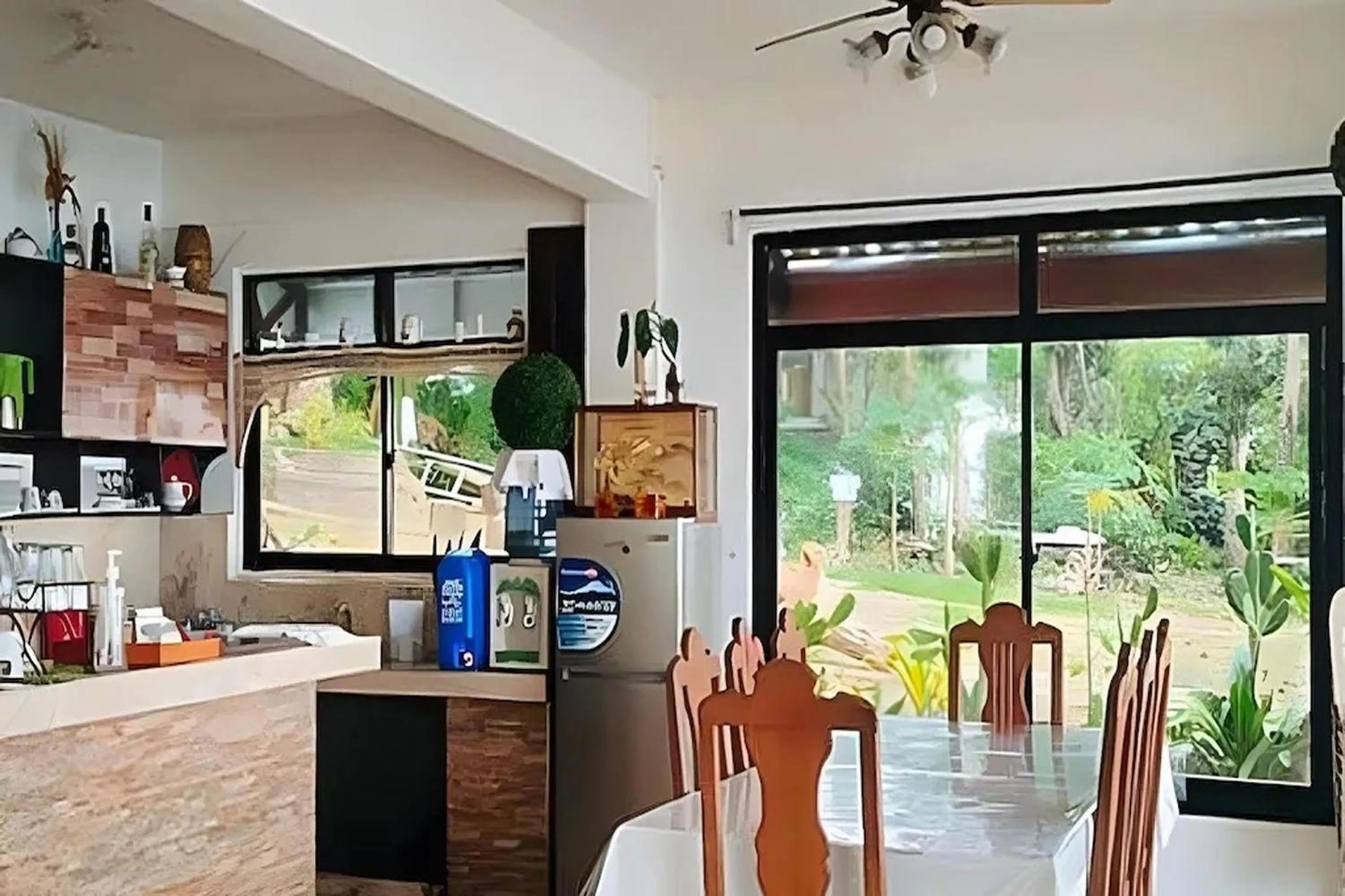 Restaurant/places to eat in Hardin De Corales