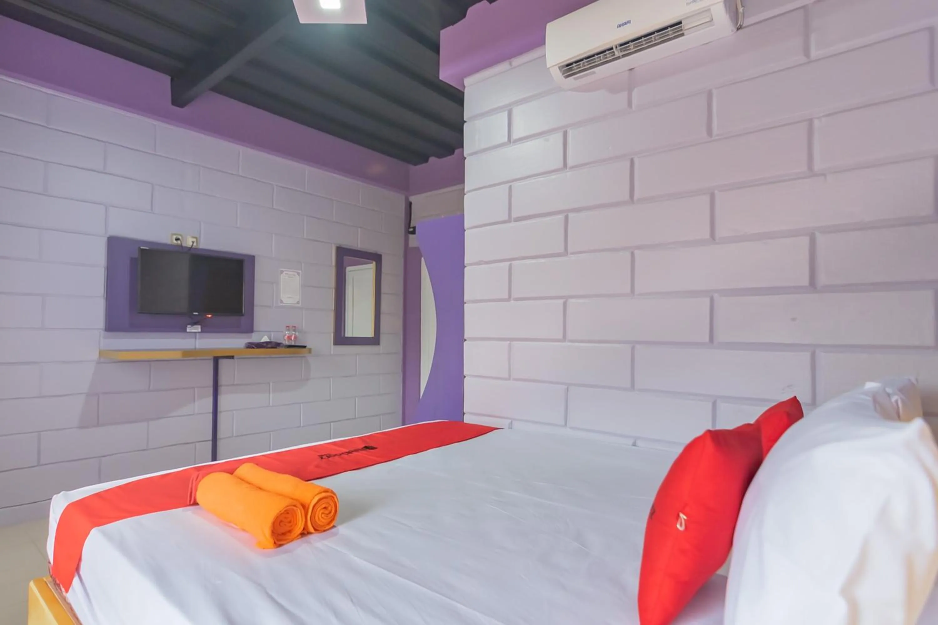 Bed in RedDoorz @ Cipanas Garut