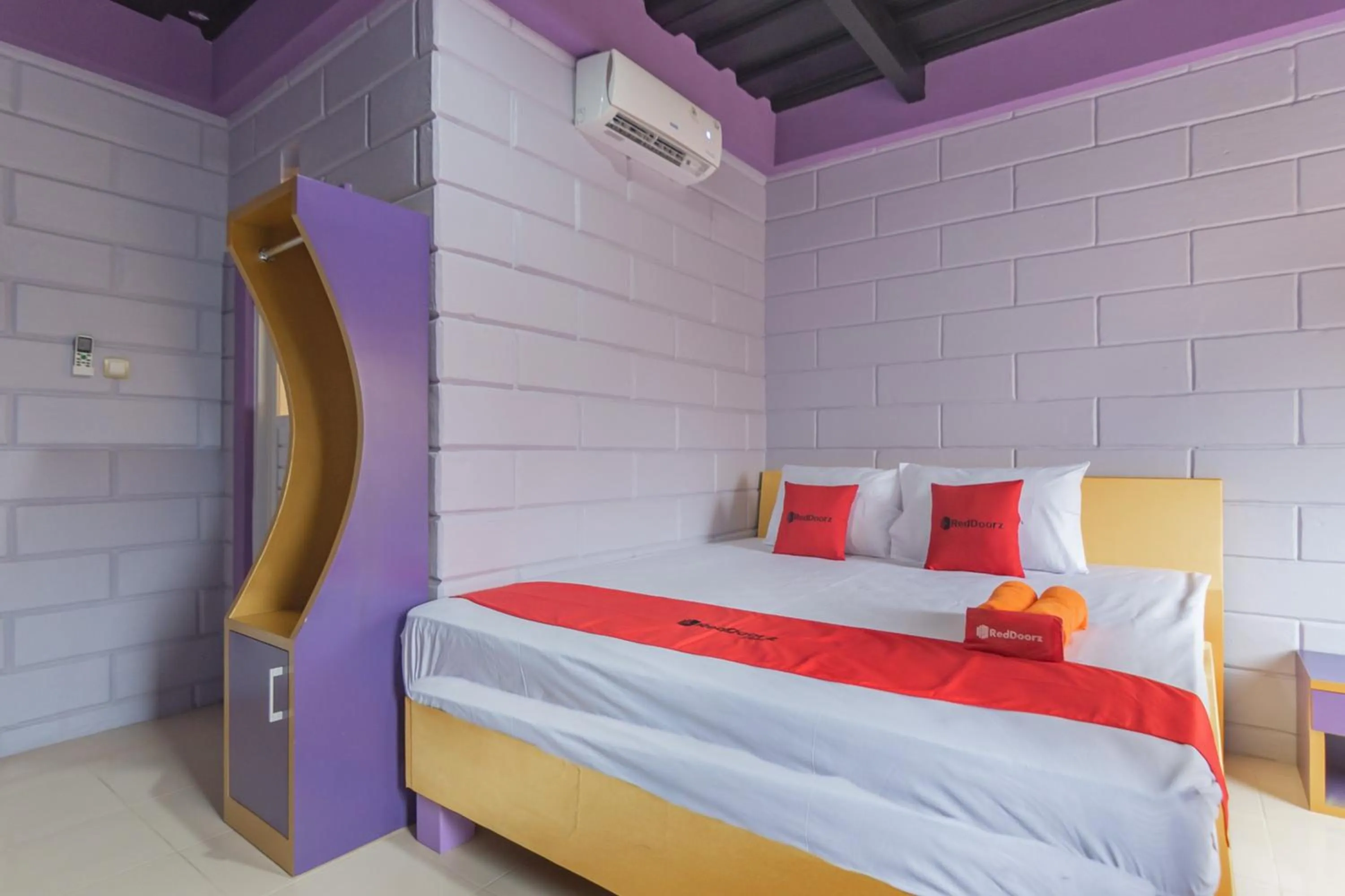 Bed in RedDoorz @ Cipanas Garut