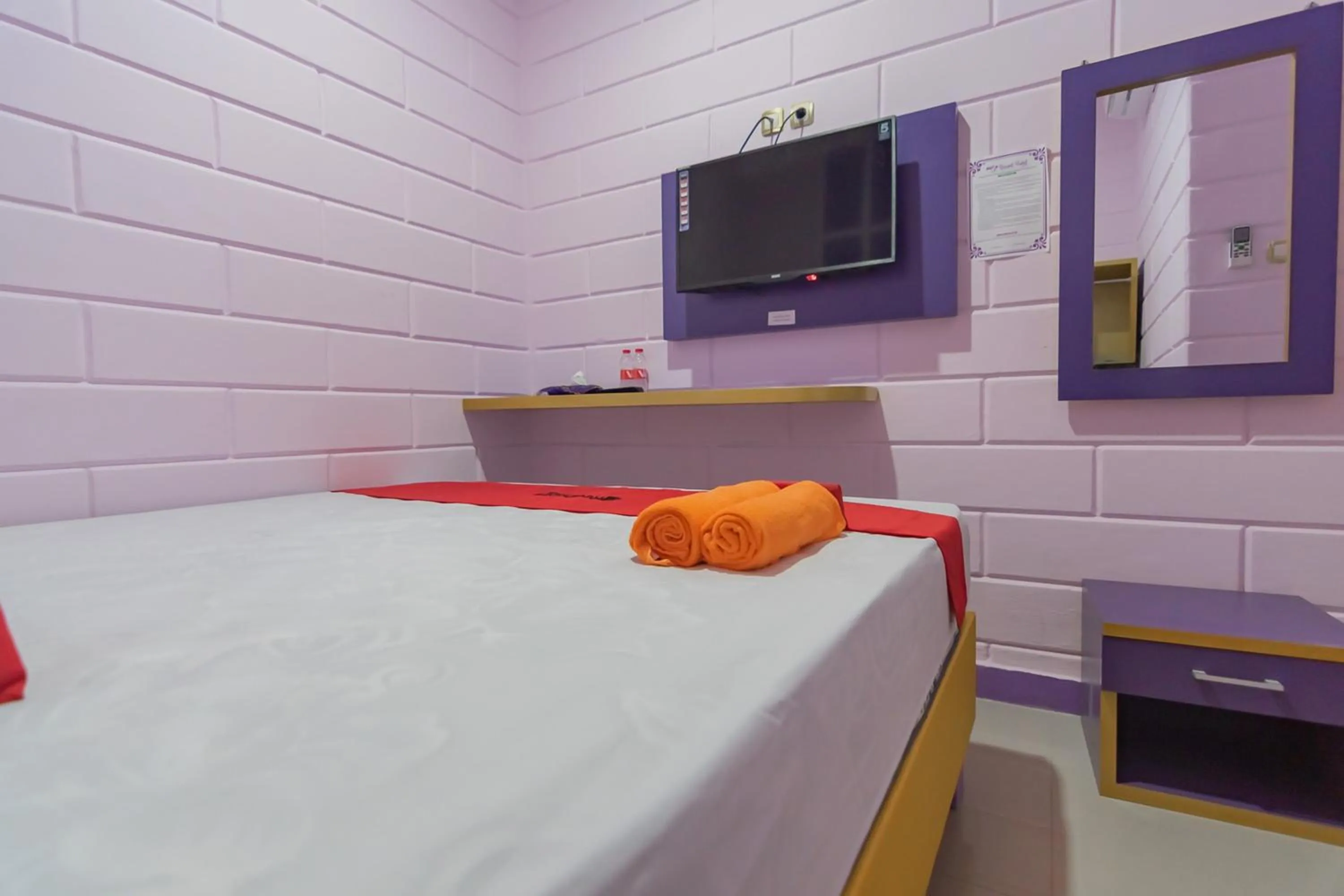 Bed in RedDoorz @ Cipanas Garut