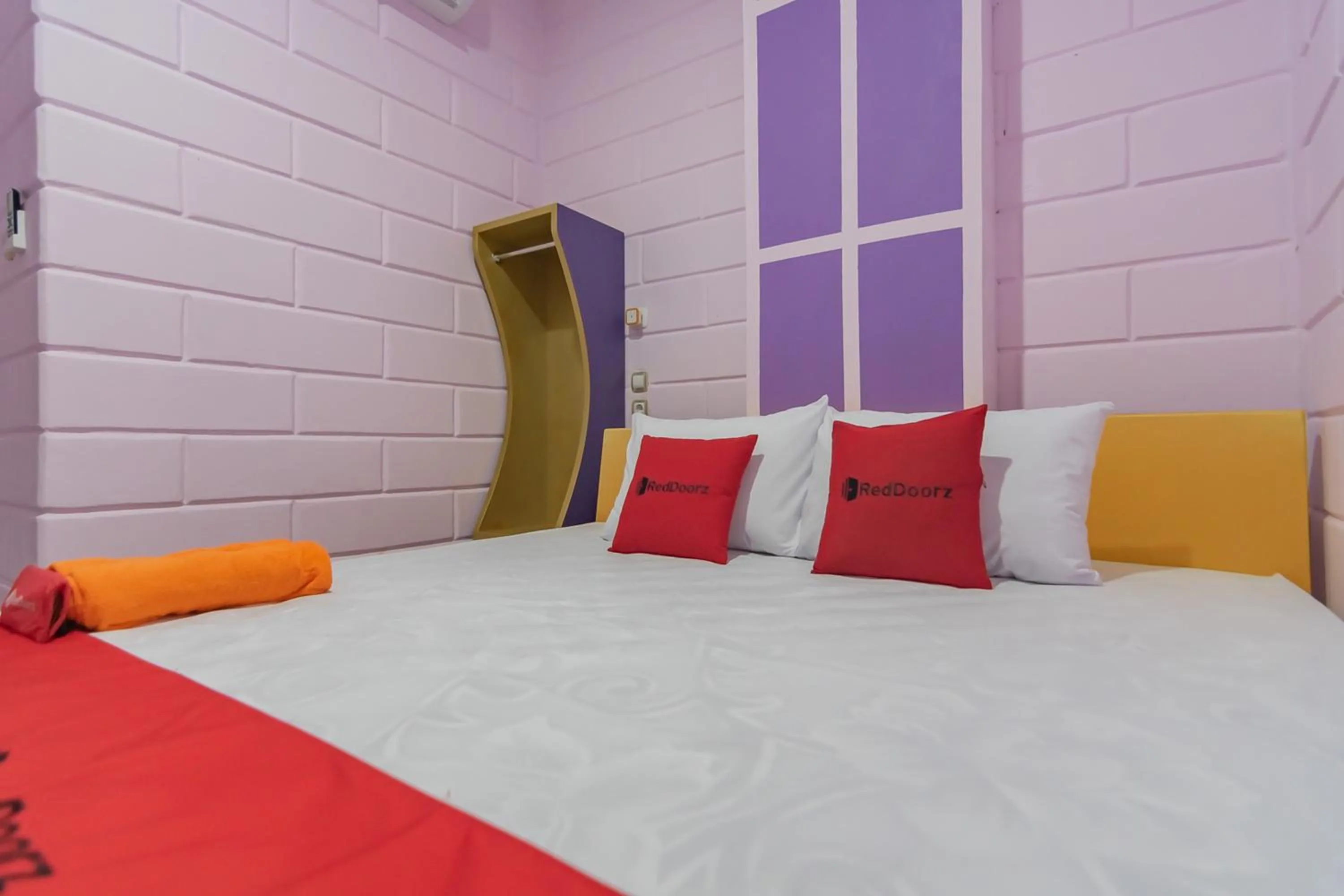 Bed in RedDoorz @ Cipanas Garut