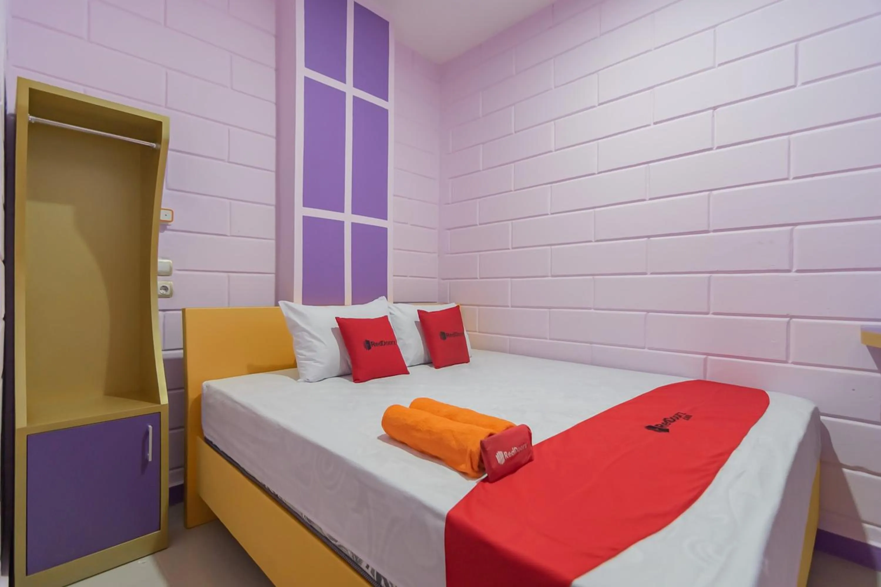 Bed in RedDoorz @ Cipanas Garut
