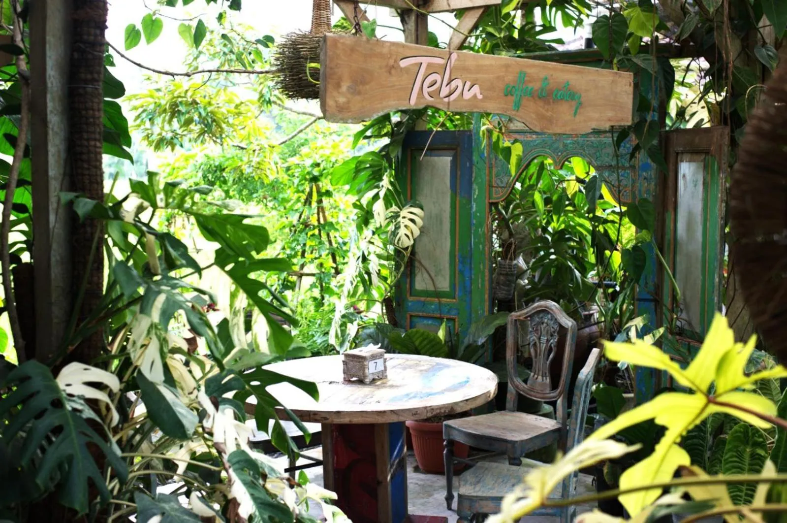 Restaurant/places to eat in Nauna Villa Bali