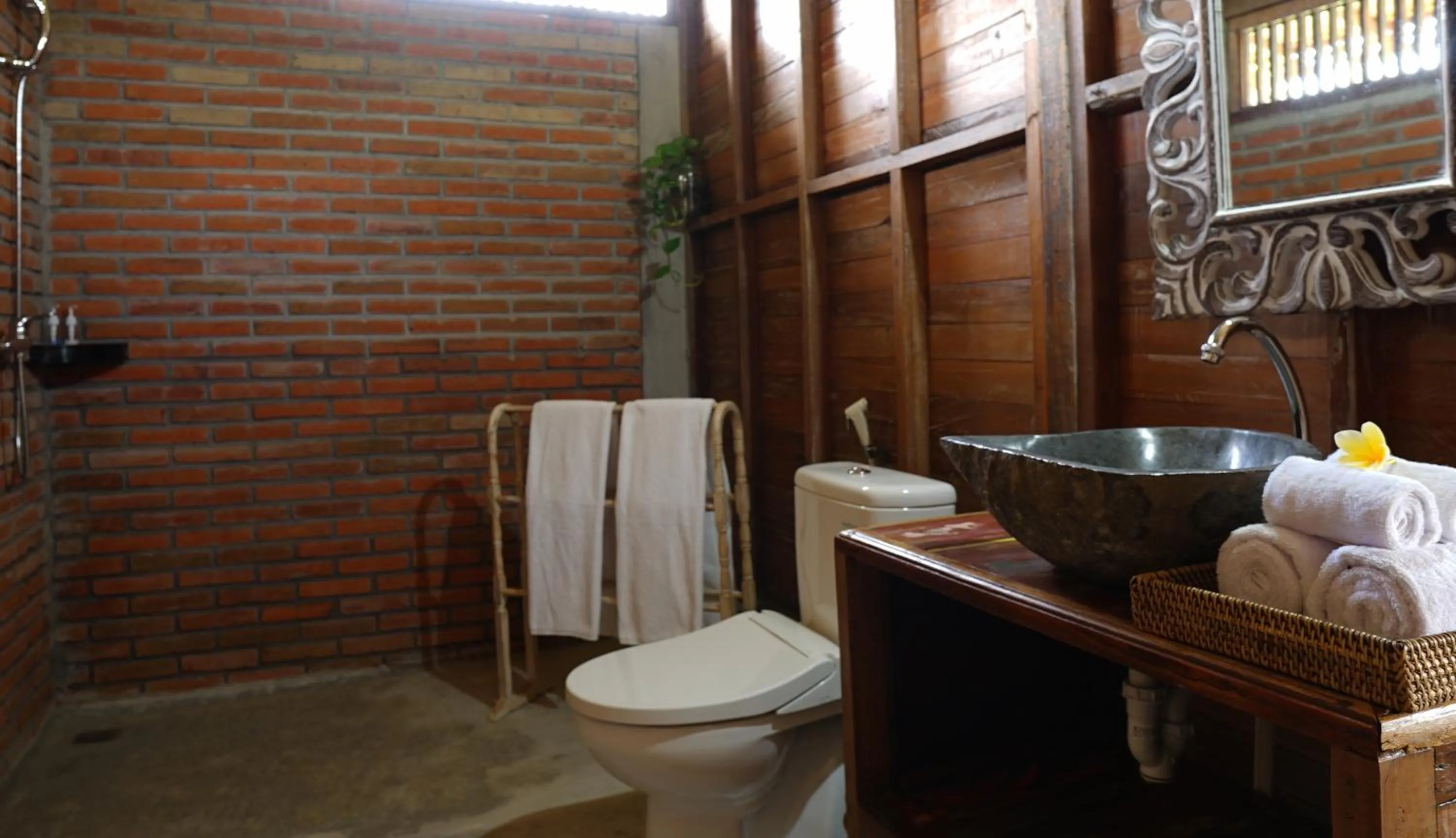 Toilet in Nauna Villa Bali