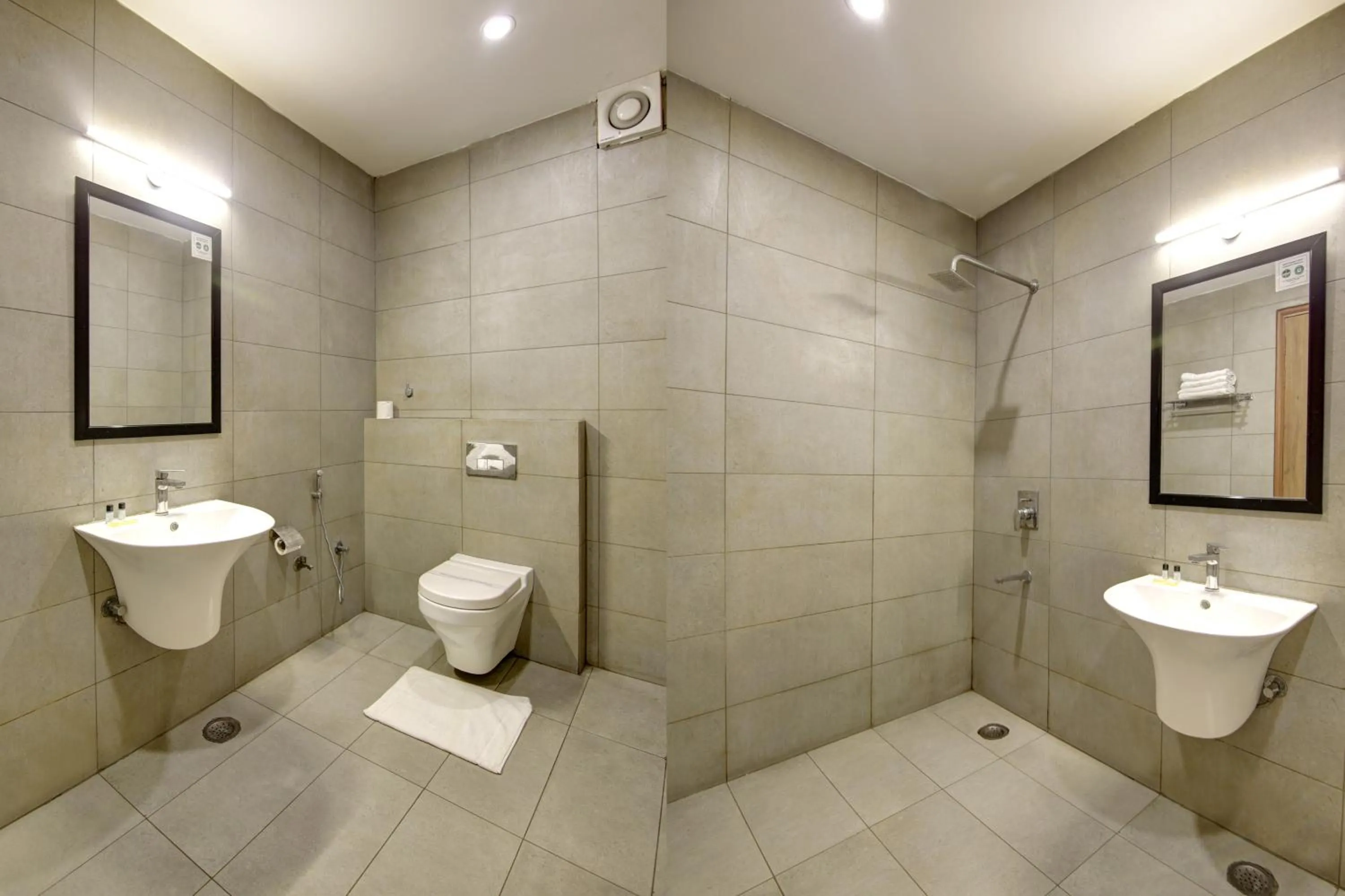 Bathroom in Town Pallace Inn - Hotel in New Delhi