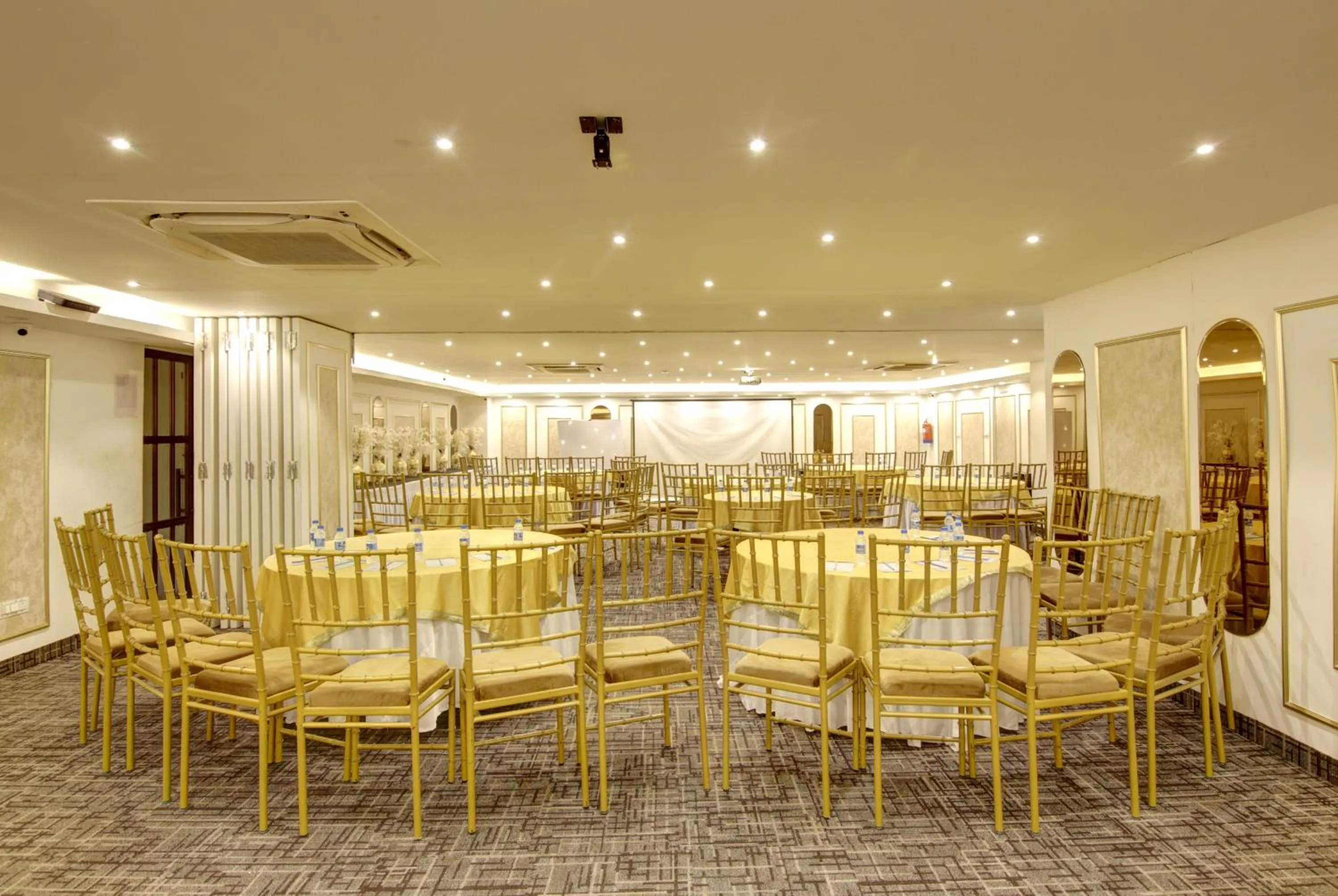 Patio in Town Pallace Inn - Hotel in New Delhi