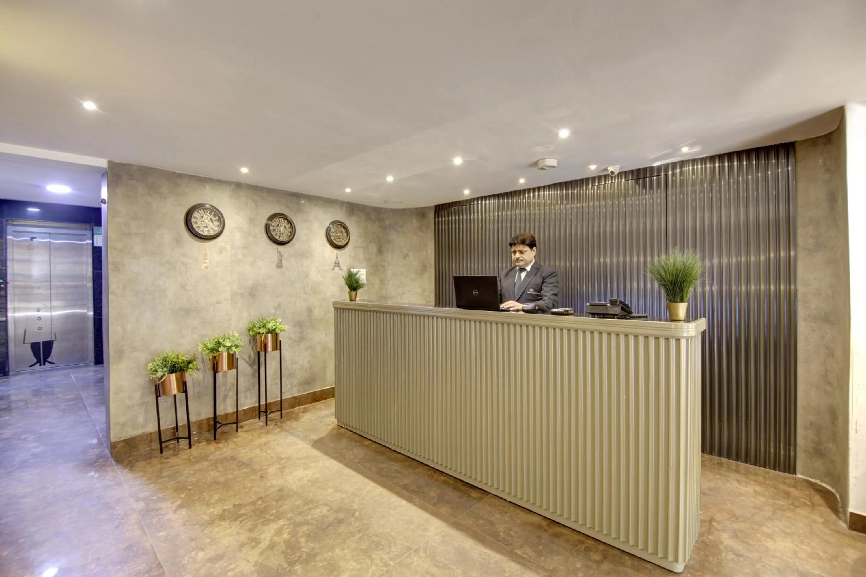 Seating area in Town Pallace Inn - Hotel in New Delhi