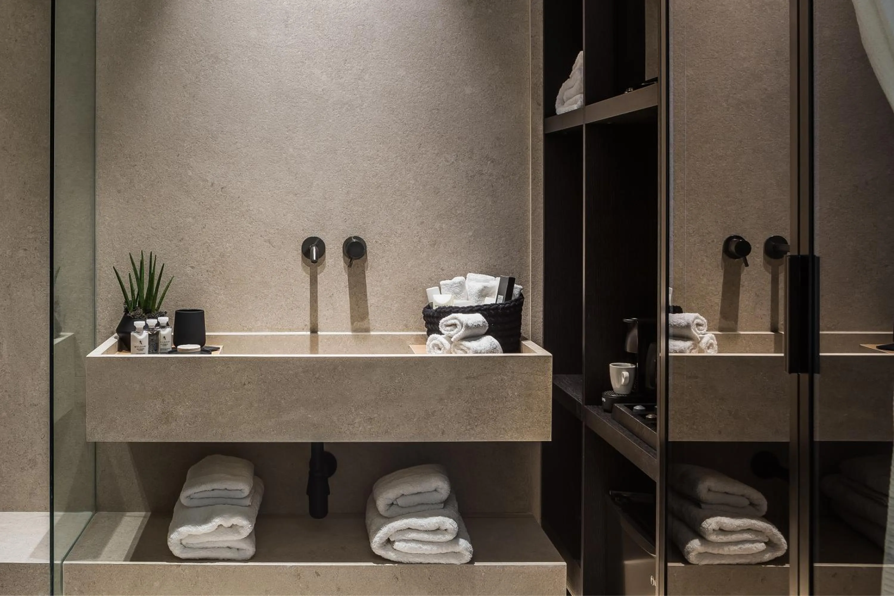 Shower in Canale Hotel & Suites