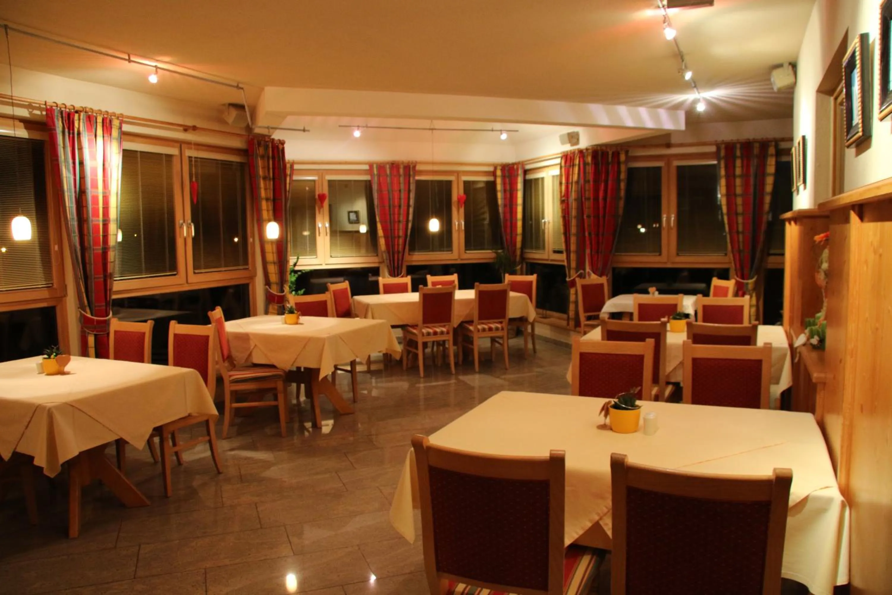 Restaurant/places to eat in Landhaus Rohregger