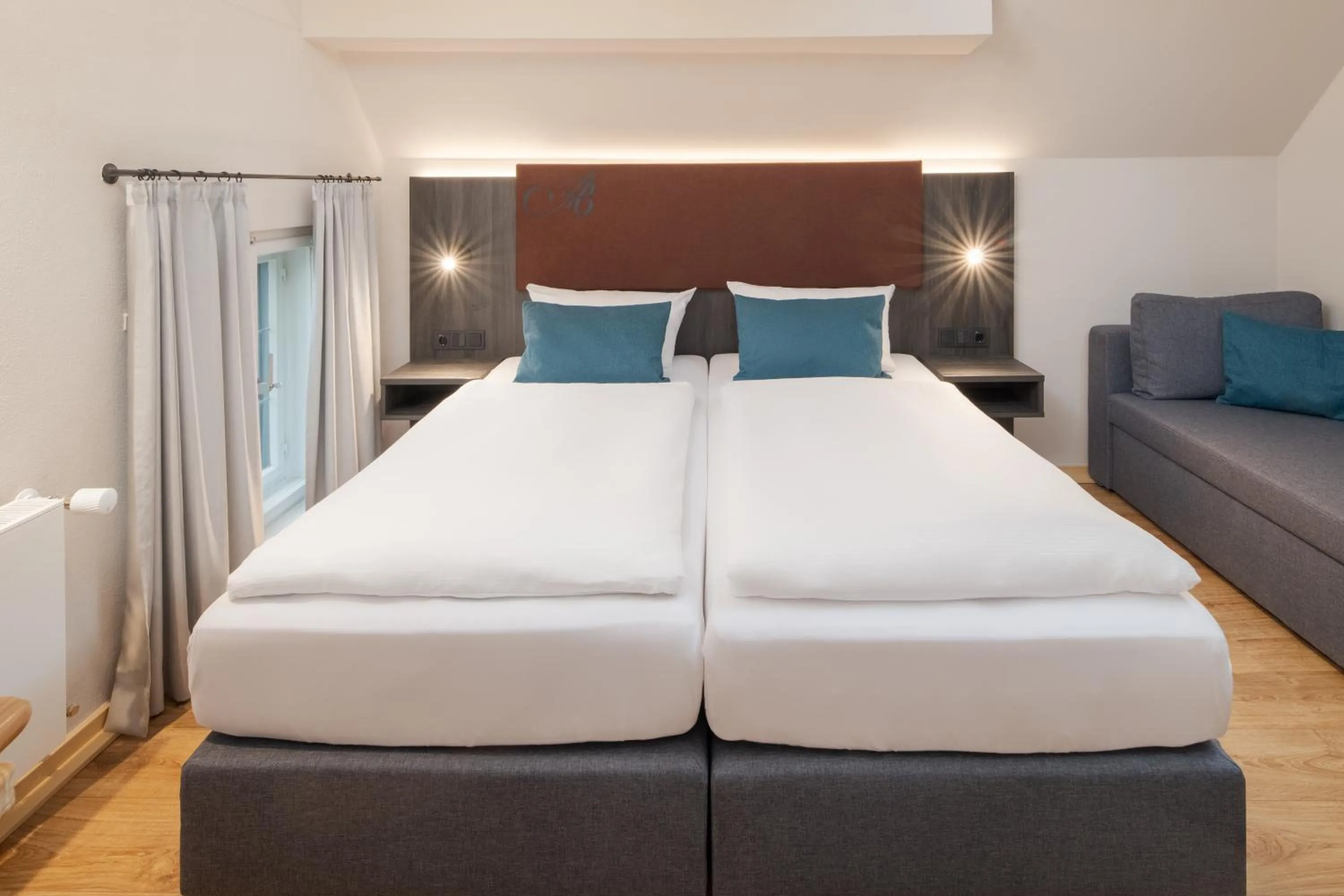 Bedroom, Bed in Hotel Aiterbach am Chiemsee