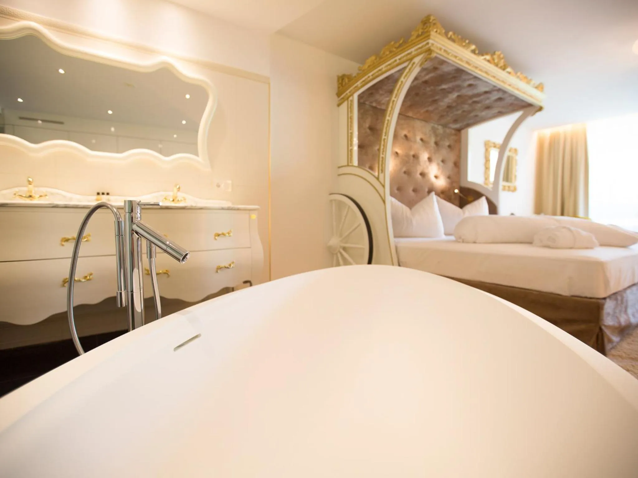 Balcony/Terrace, Bed in Alpenlove - Adult SPA Hotel