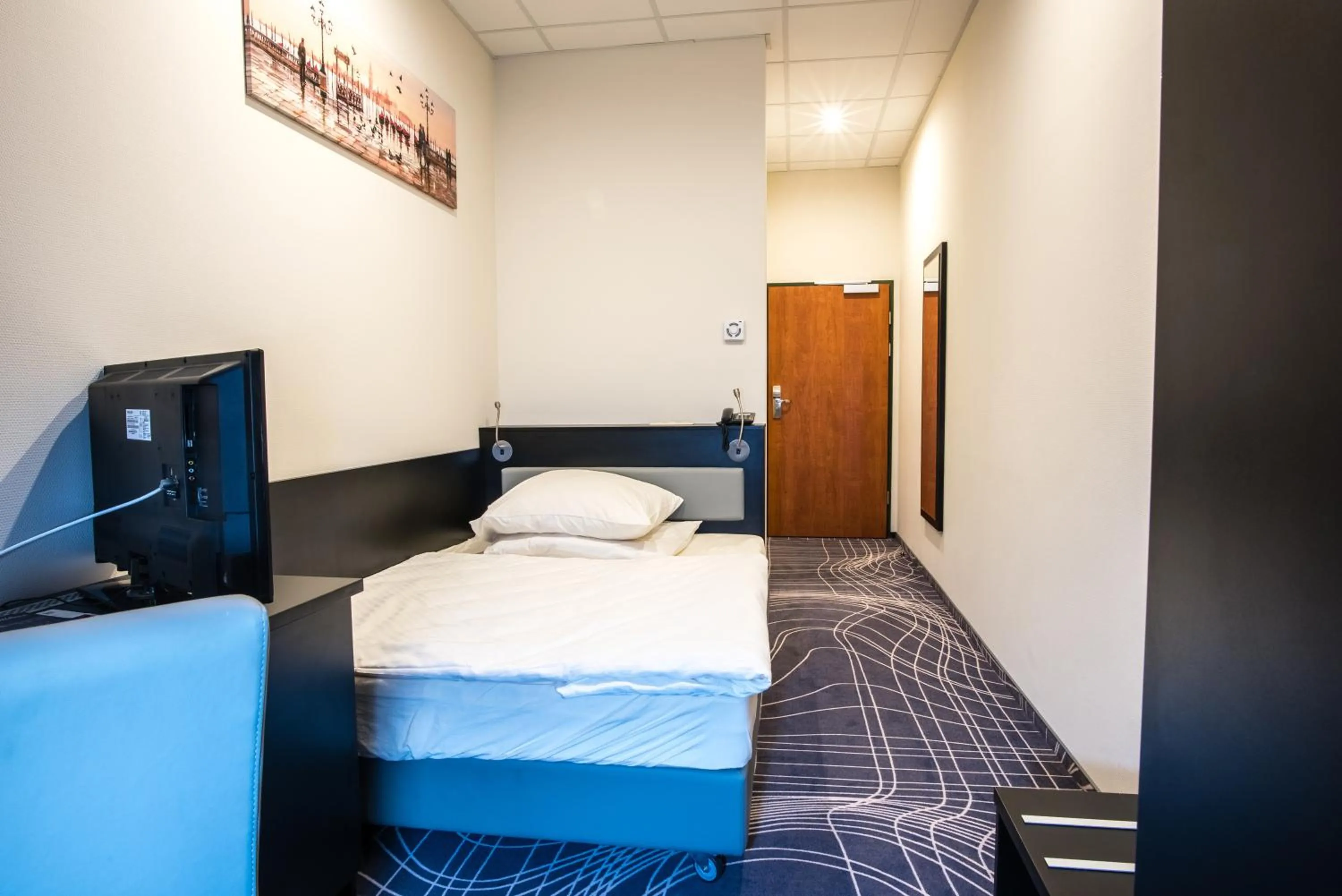 Bed in Sky Business Hotel