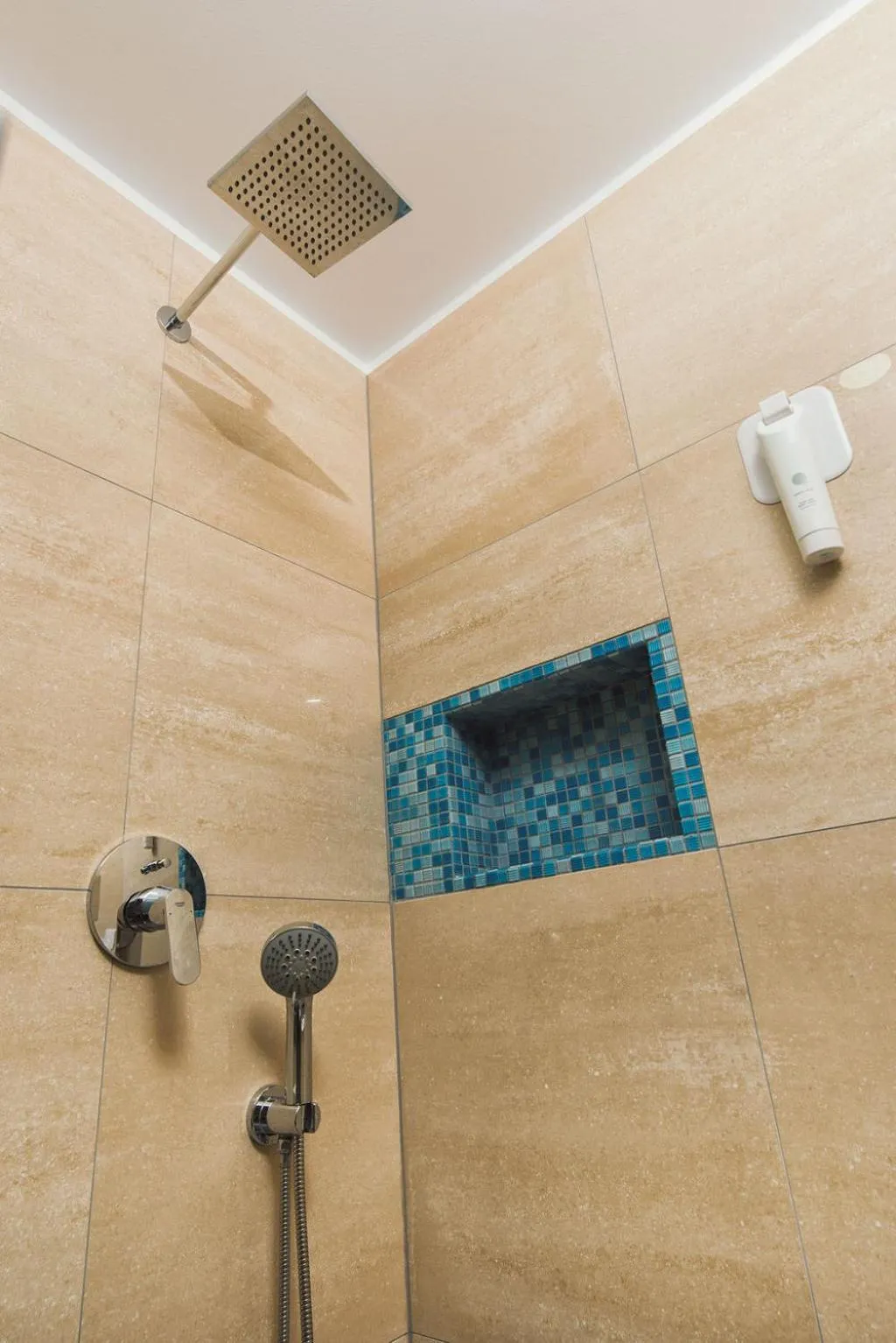 Shower in Tia Apartments and Rooms