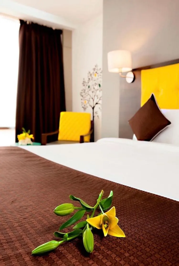 Photo of the whole room, Bed in Hotel Mumbai House Airoli, Navi Mumbai