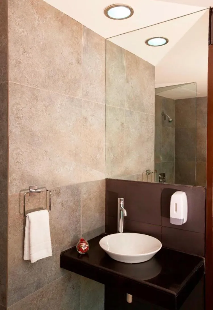 Bathroom in Hotel Mumbai House Airoli, Navi Mumbai