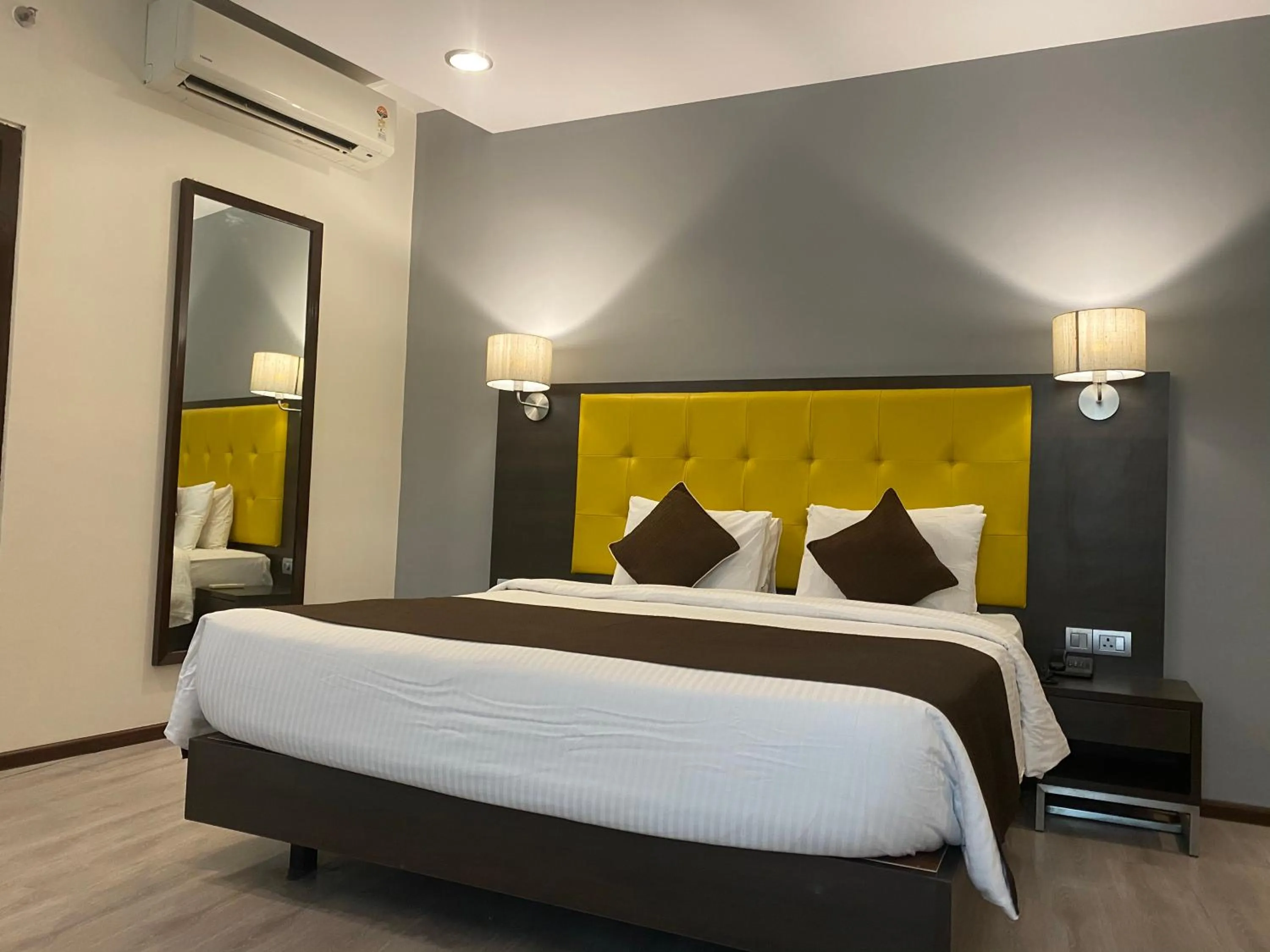 Bedroom, Bed in Hotel Mumbai House Airoli, Navi Mumbai