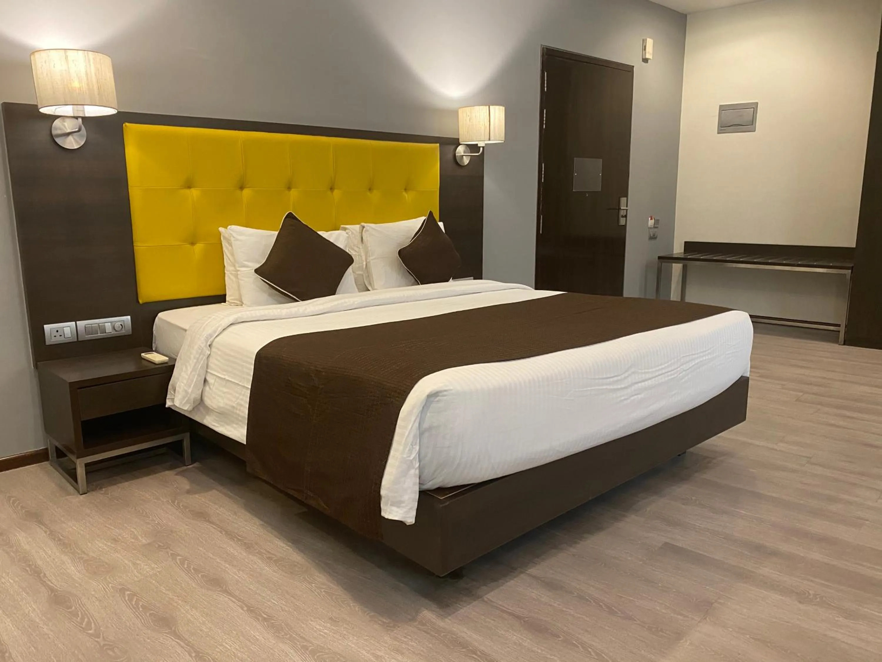 Bedroom, Bed in Hotel Mumbai House Airoli, Navi Mumbai