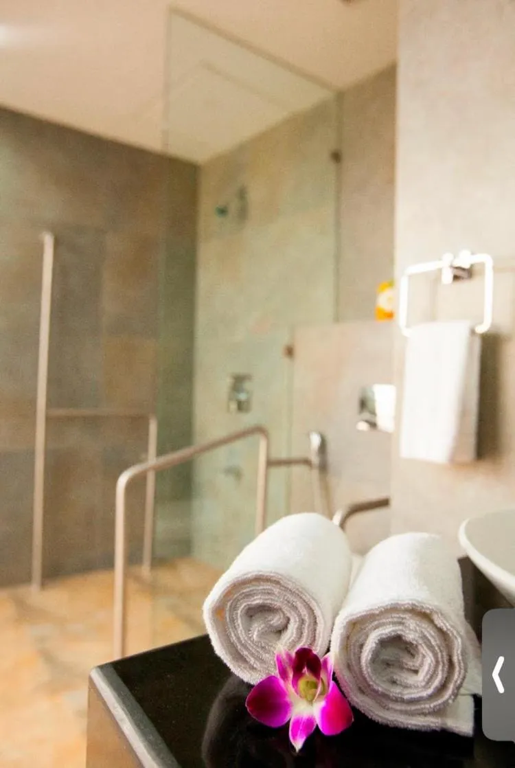 Bathroom in Hotel Mumbai House Airoli, Navi Mumbai