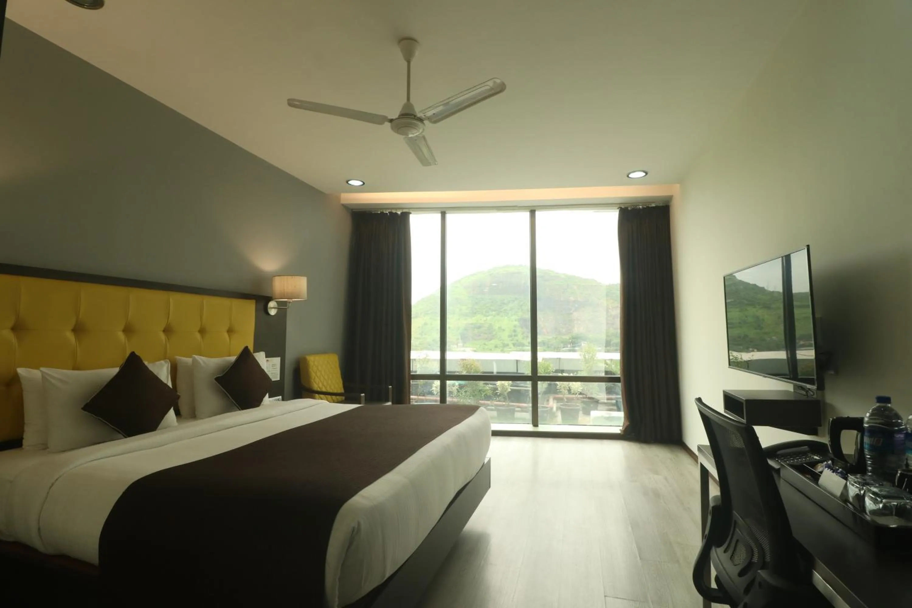 Bed in Hotel Mumbai House Airoli, Navi Mumbai