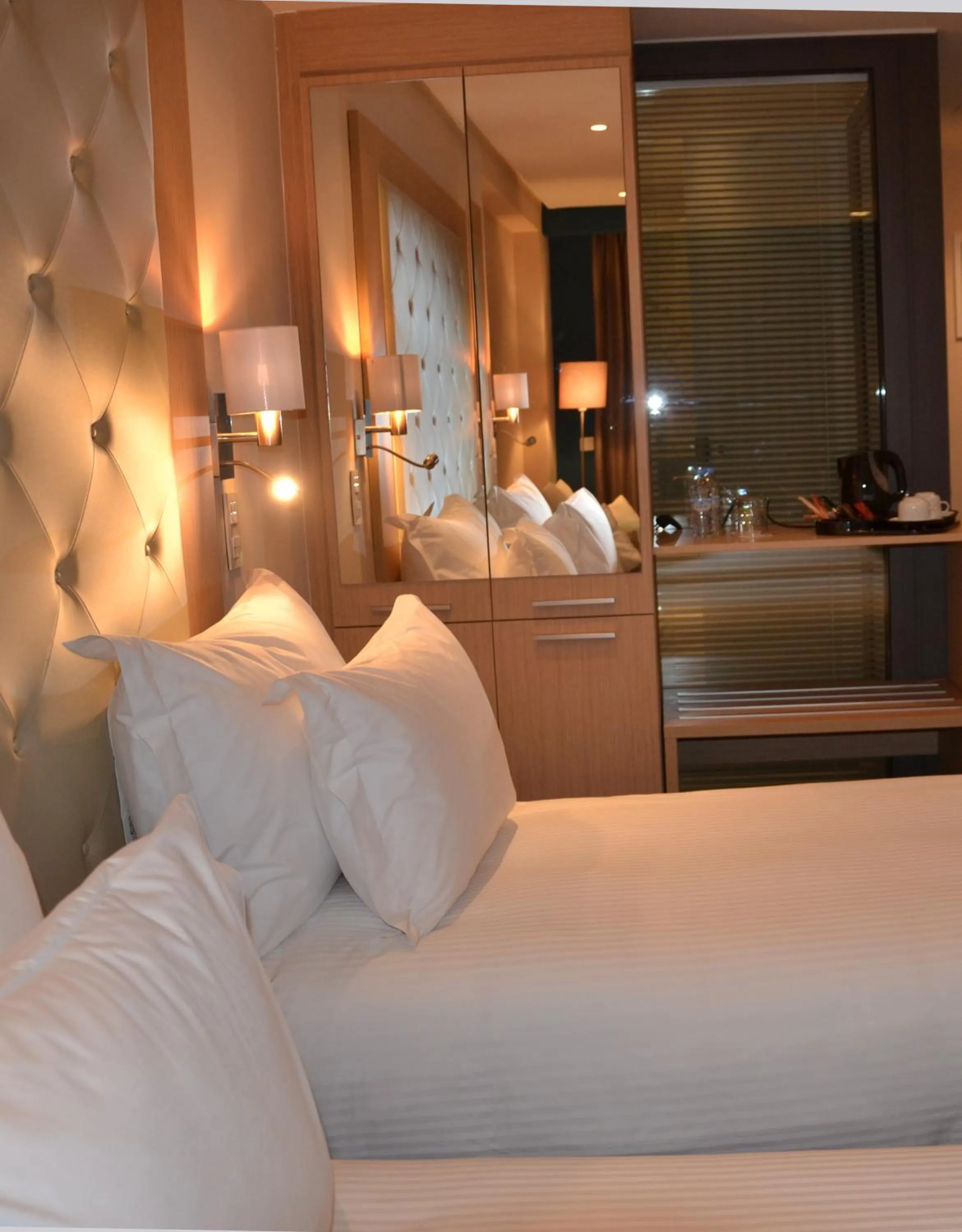 Coffee/tea facilities, Bed in Flower Town Hotel & Spa