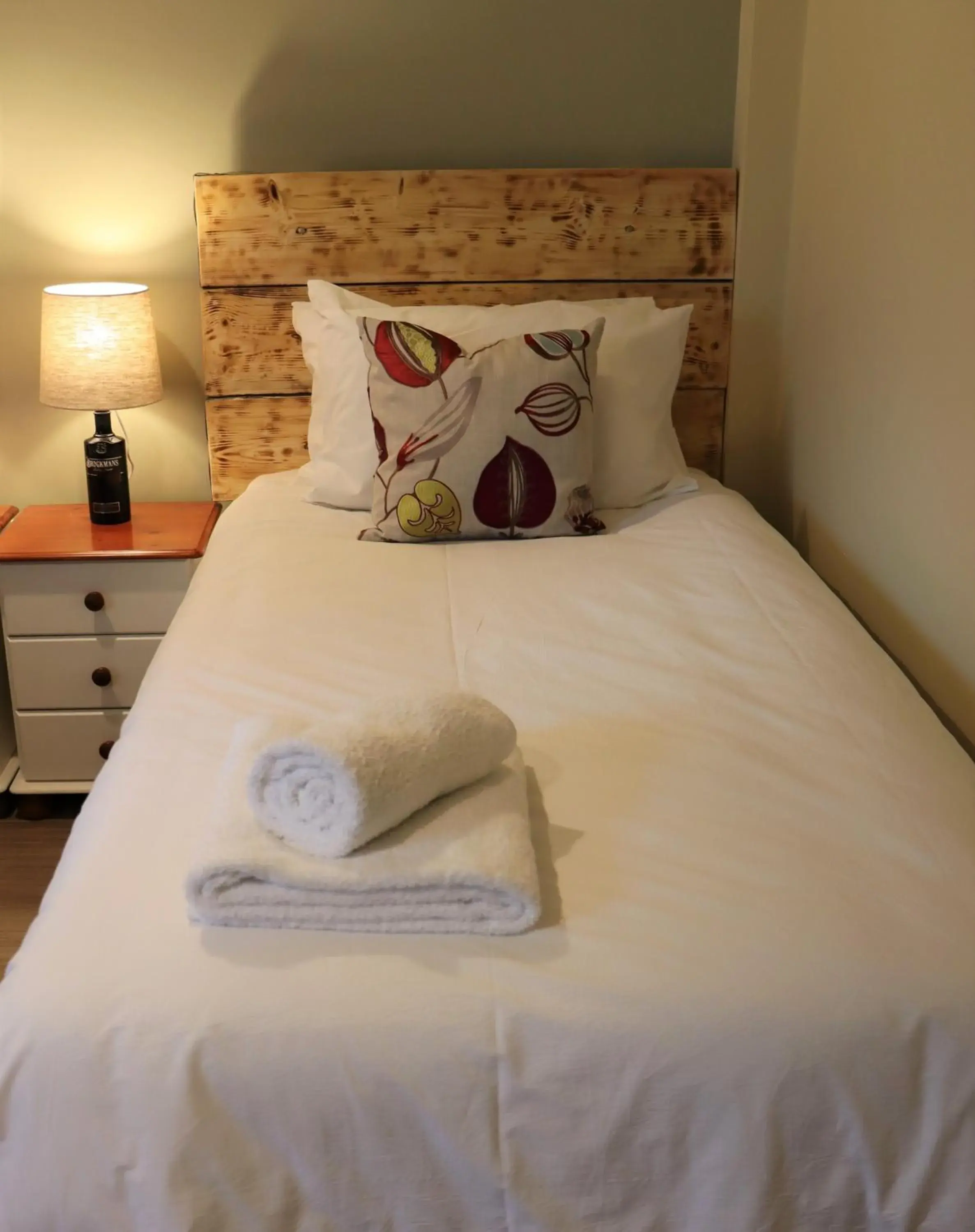 Twin Room with Private Bathroom in South Downs Eco Lodge & Camping Twin Room with Private Bathroom in South Downs Eco Lodge & Camping