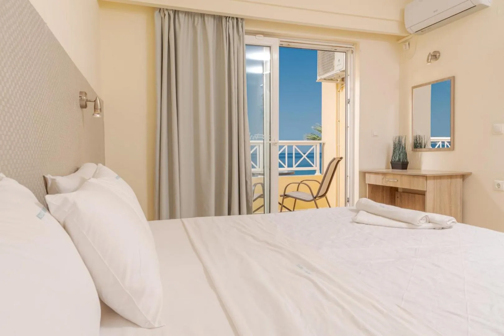 Bed in Nefeli Beach - living by the sea