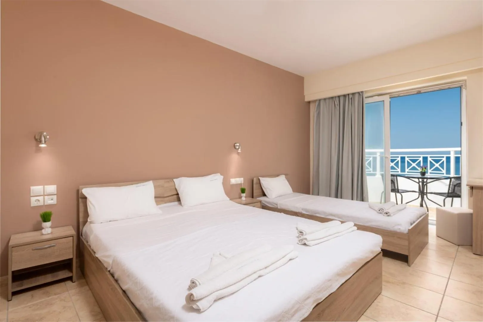 Bed in Nefeli Beach - living by the sea