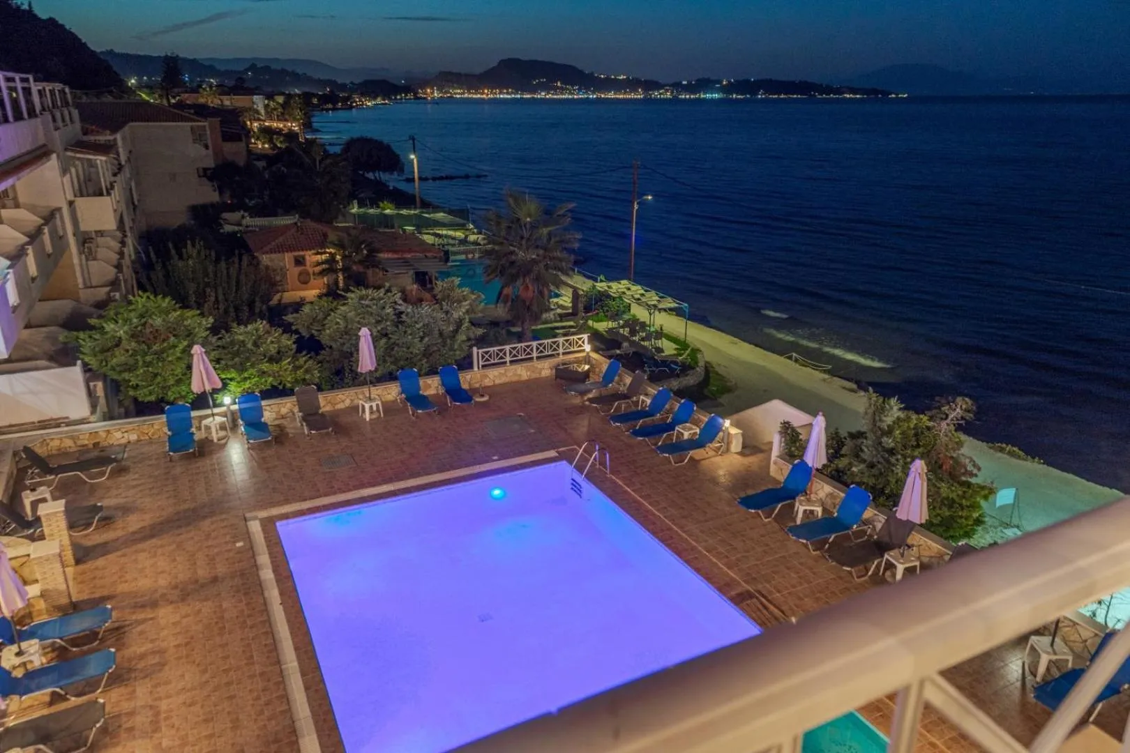 Night in Nefeli Beach - living by the sea
