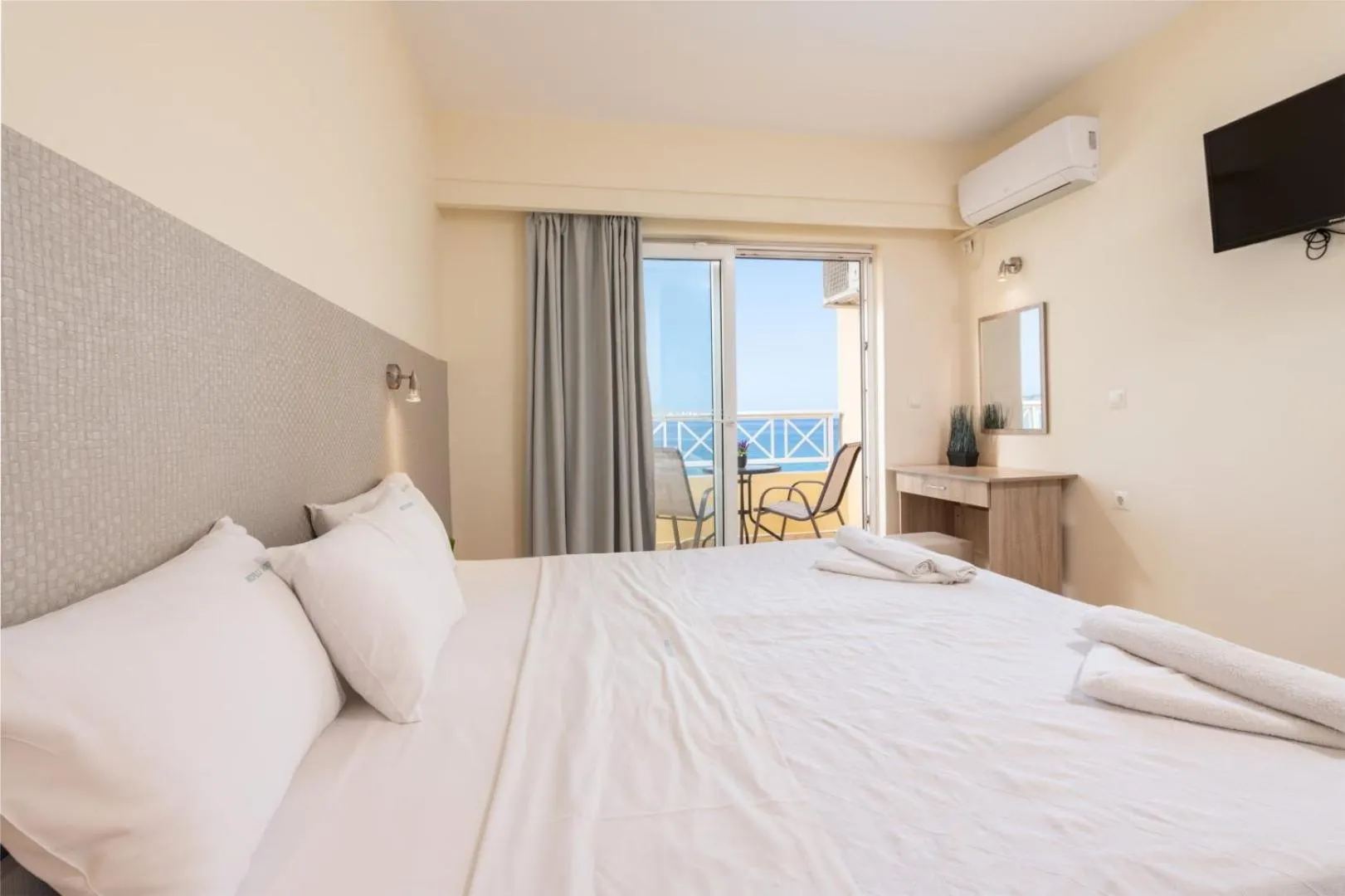 Bed in Nefeli Beach - living by the sea