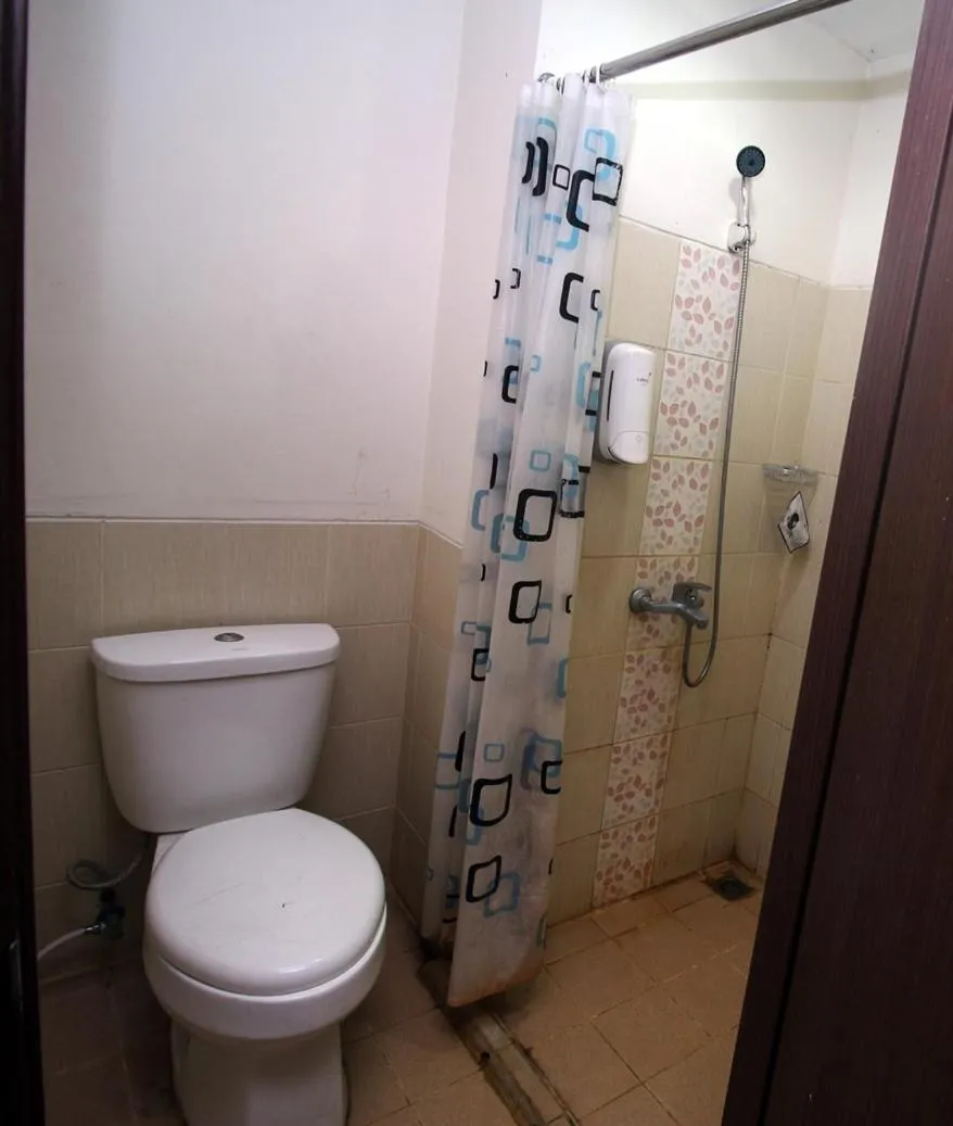 Bathroom in Easton Park Residence by Mustika