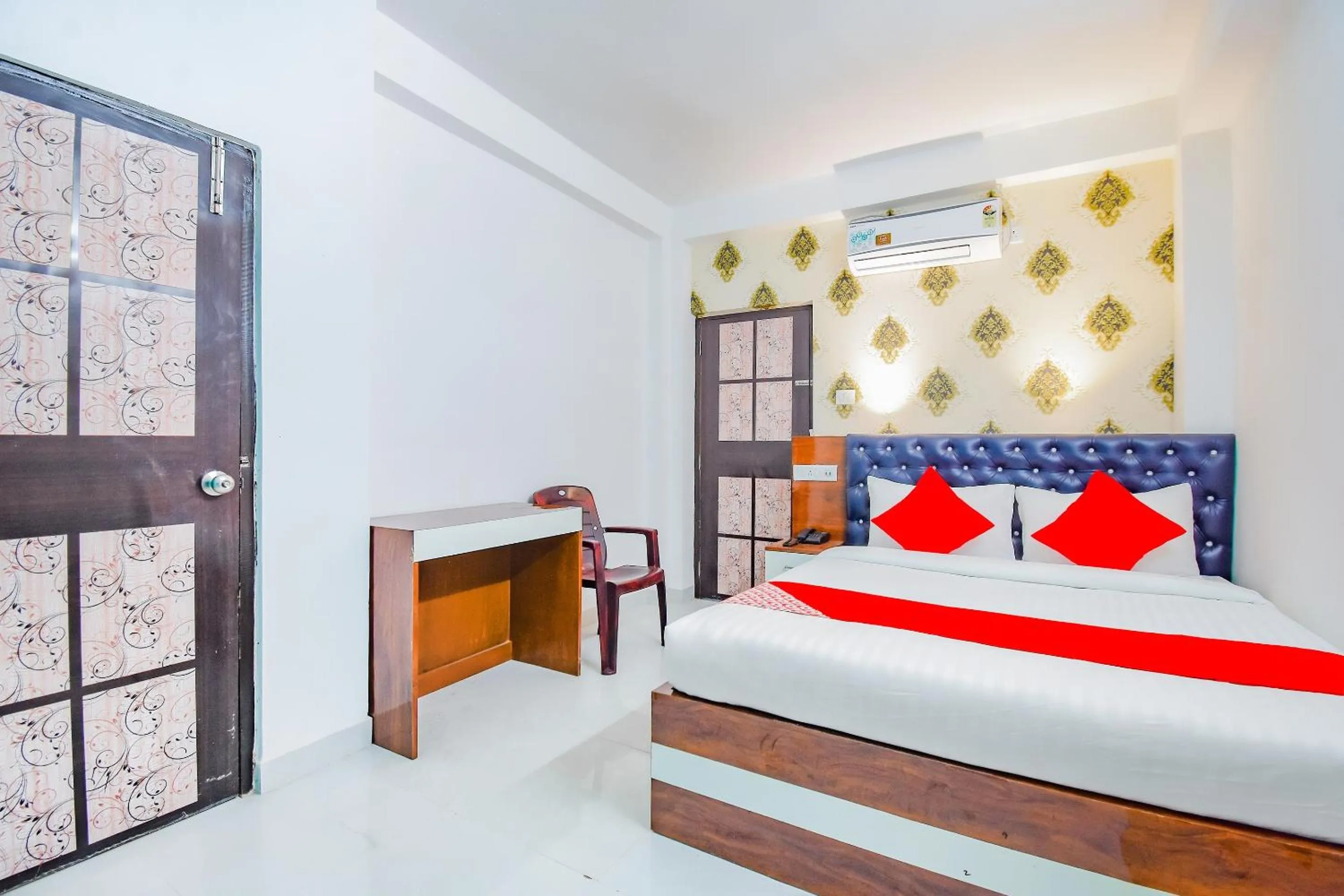 Bedroom, Bed in Super Hotel O Royal Palace