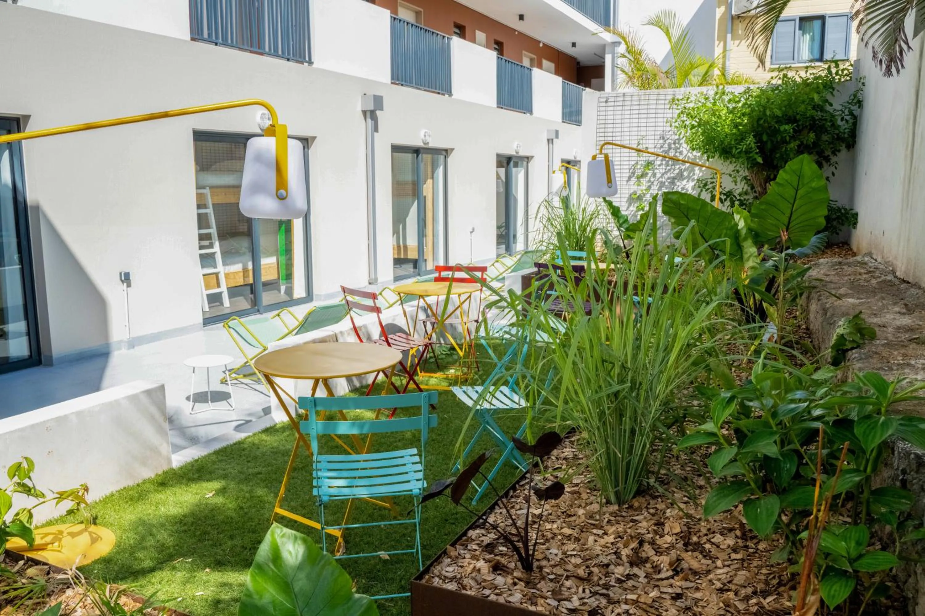 Patio in HÔTEL LE TERRE SAINTE