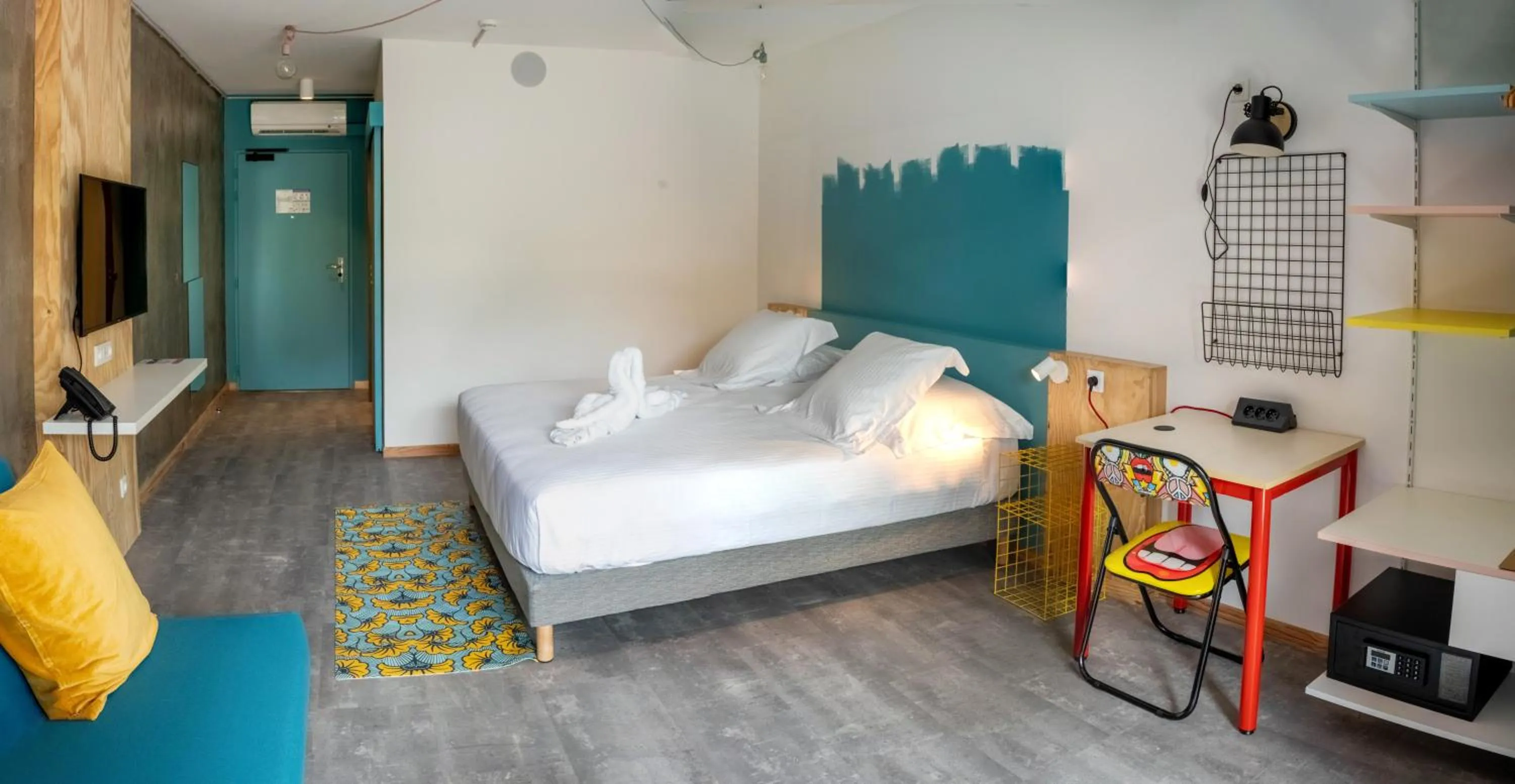 Photo of the whole room, Bed in HÔTEL LE TERRE SAINTE