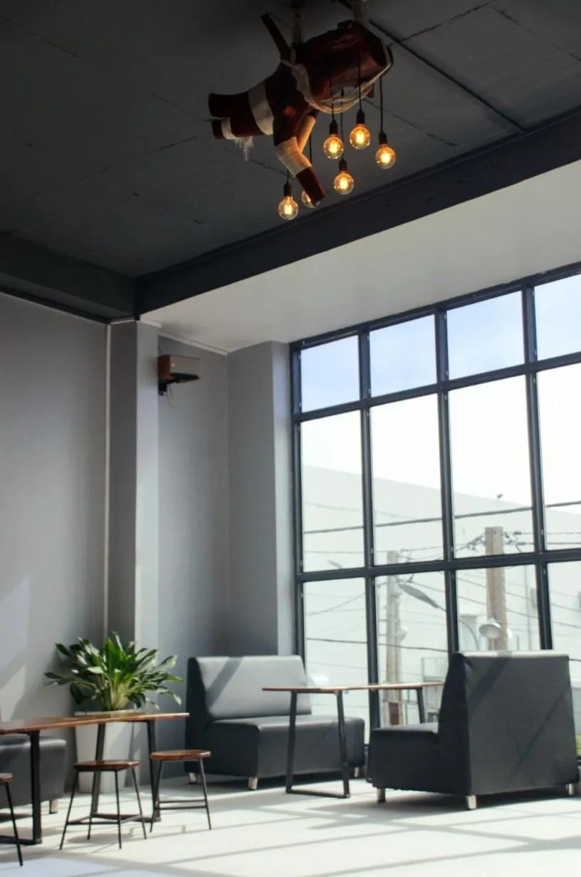 Restaurant/places to eat in Hero Hostel & Billiards