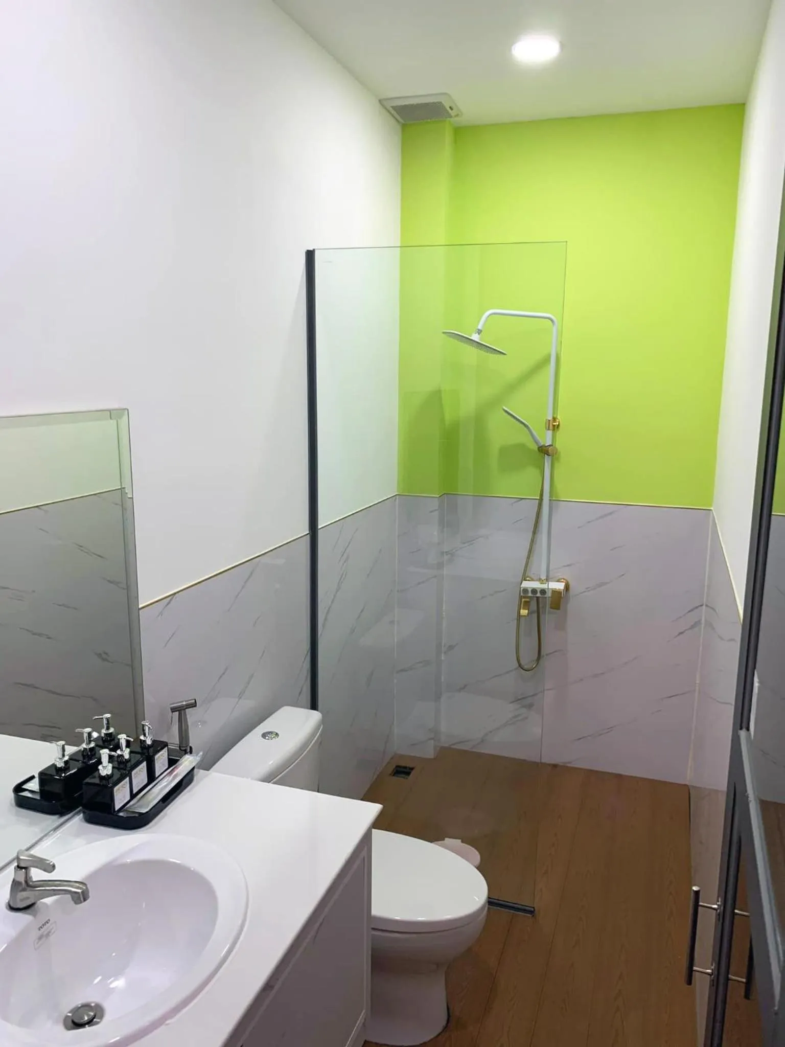 Shower in Hero Hostel & Billiards