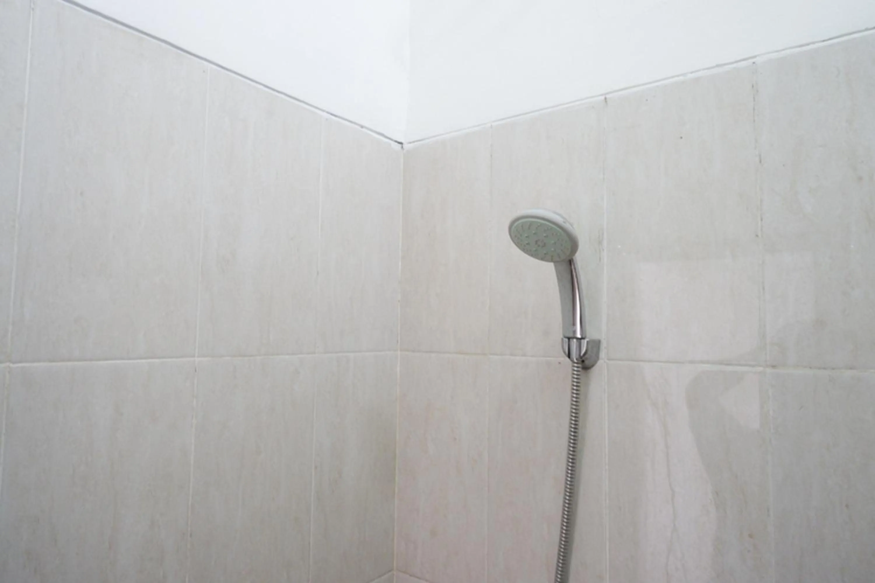 Shower in RedDoorz Syariah near UMS Solo - RSO Soeharso