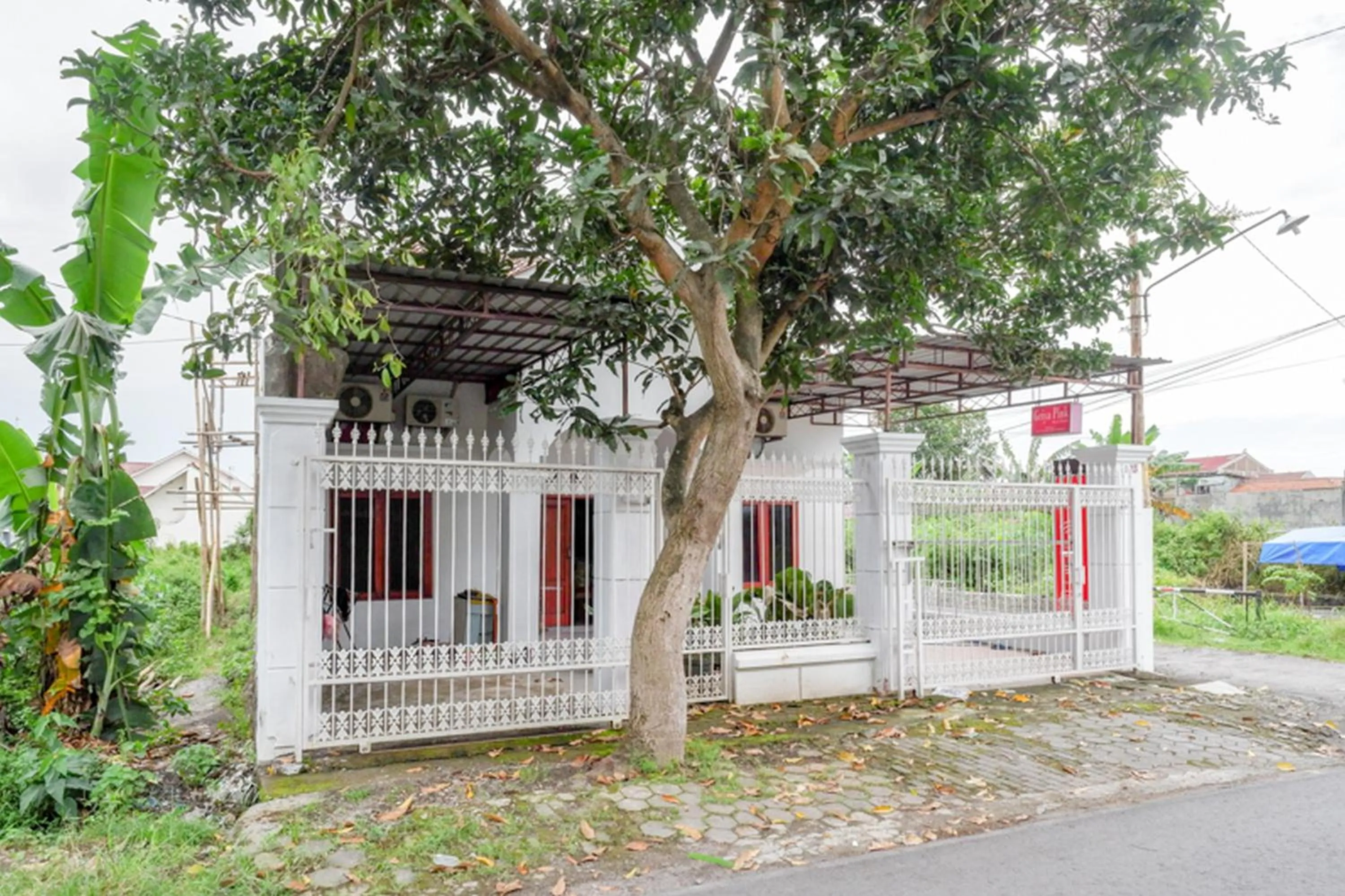 Facade/entrance in RedDoorz Syariah near UMS Solo - RSO Soeharso