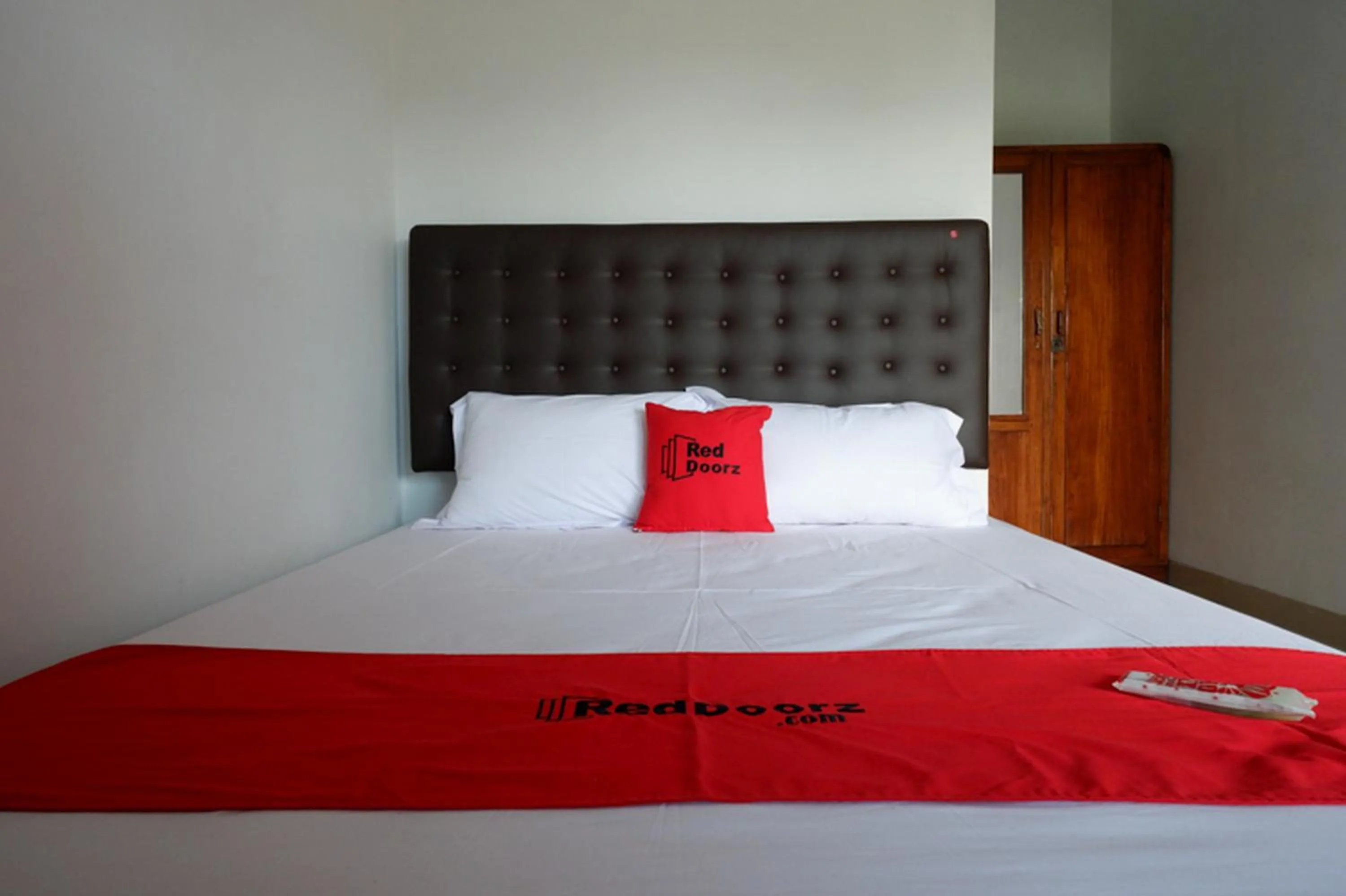 Bed in RedDoorz Syariah near UMS Solo - RSO Soeharso