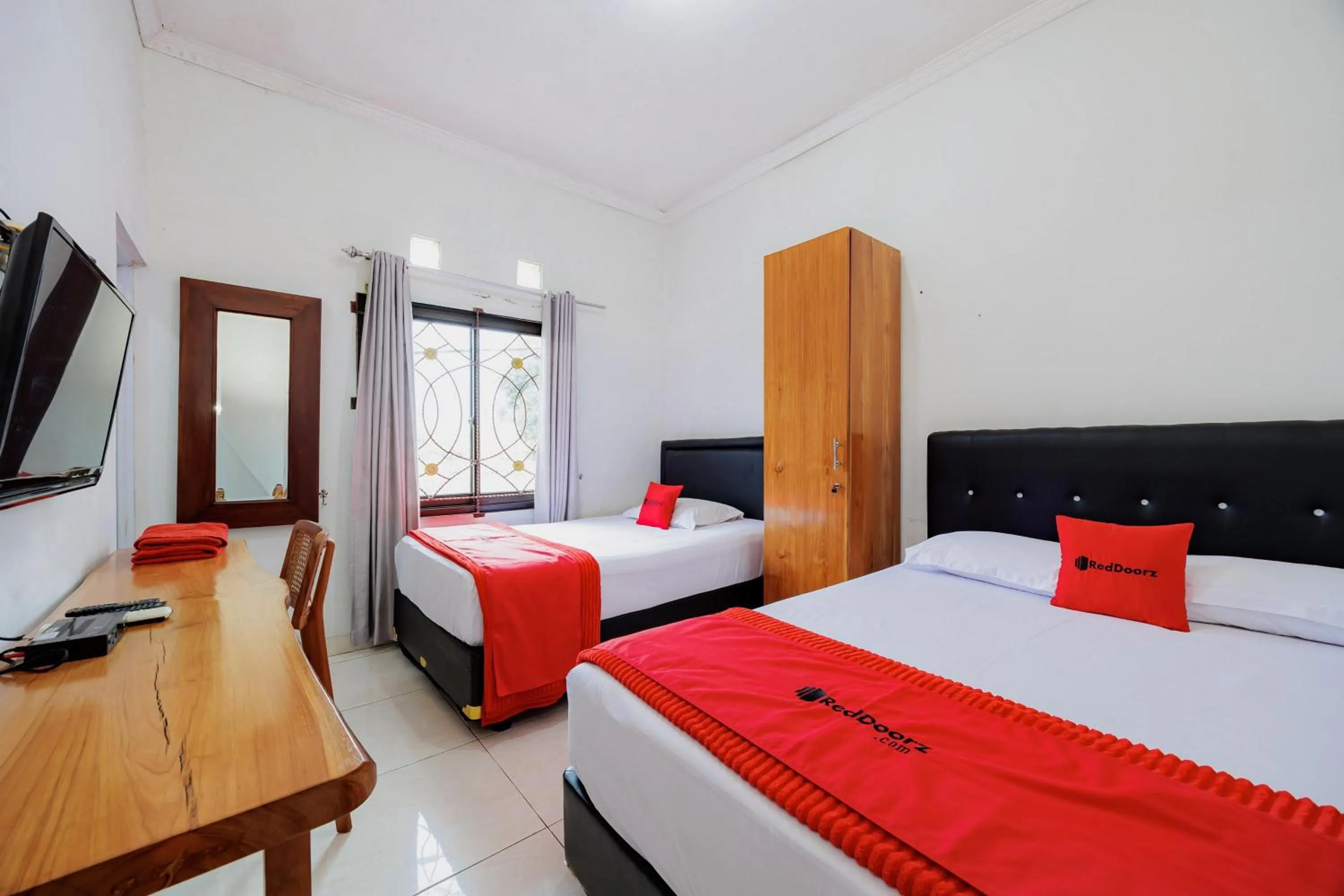 Bedroom, Bed in RedDoorz Syariah near UMS Solo - RSO Soeharso