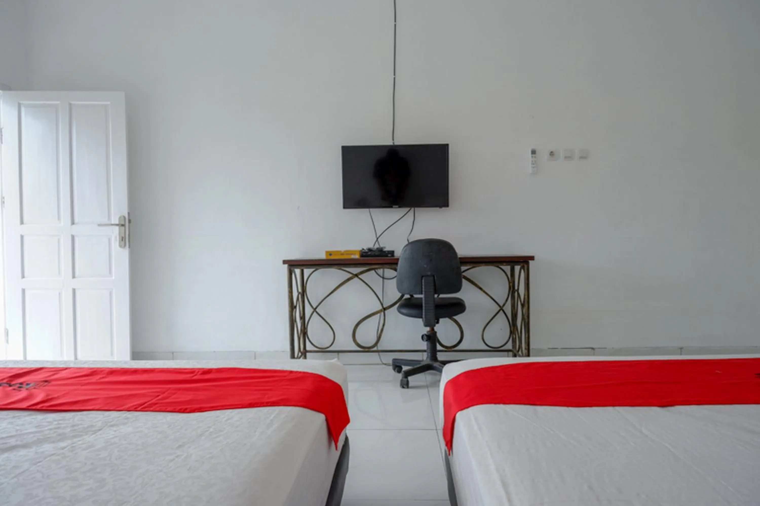 Bed in RedDoorz Syariah near UMS Solo - RSO Soeharso