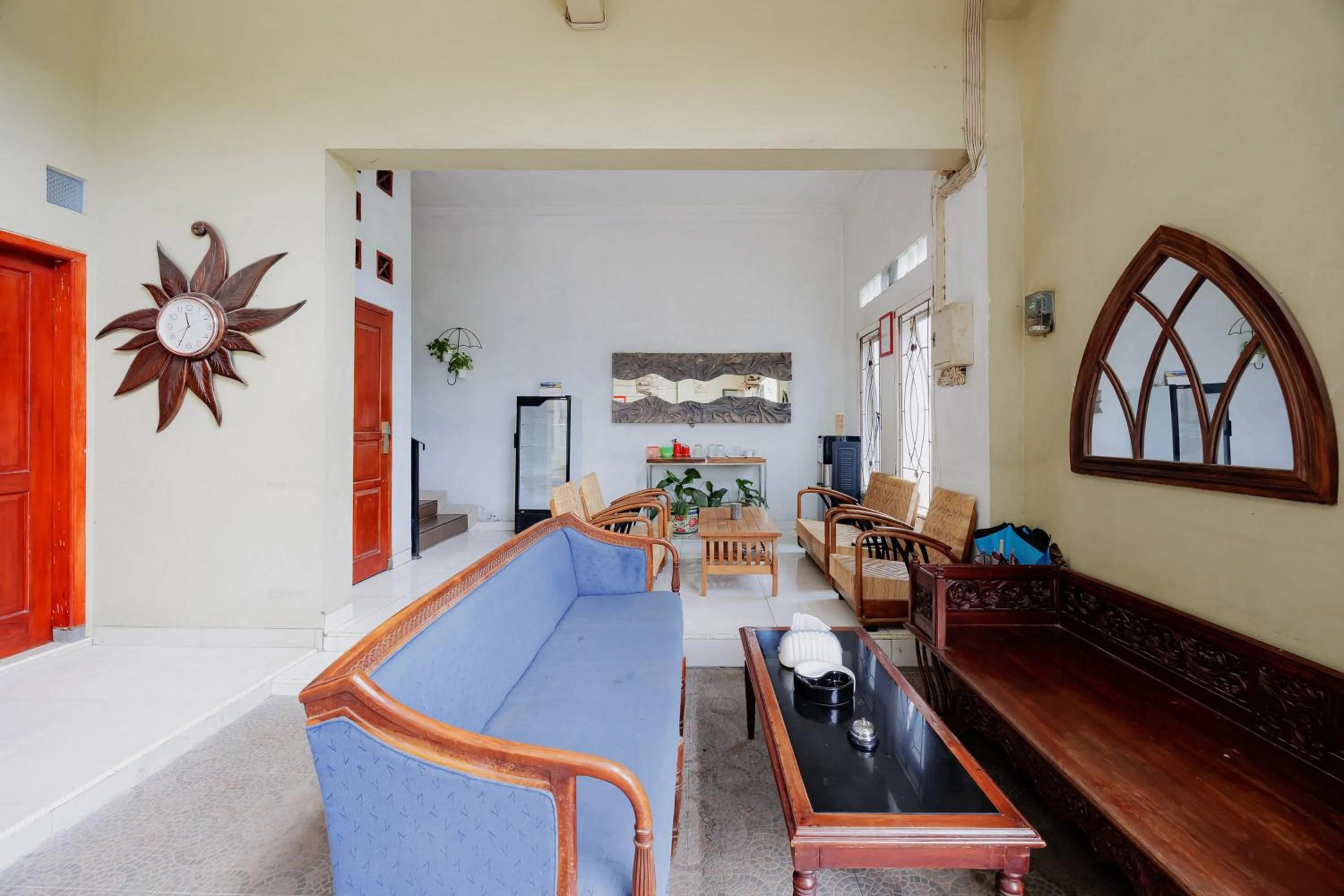 Seating area in RedDoorz Syariah near UMS Solo - RSO Soeharso