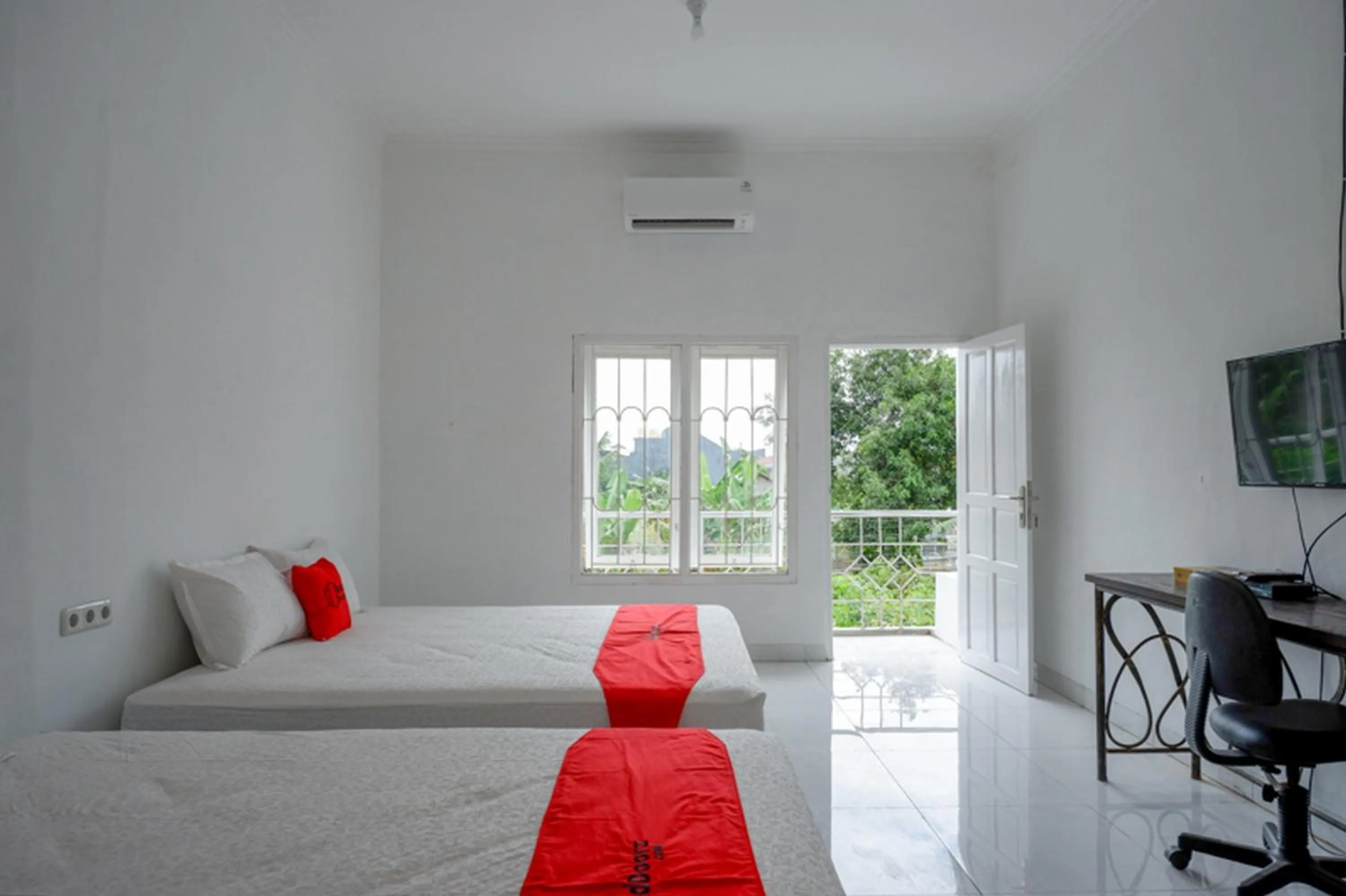 Bedroom, Bed in RedDoorz Syariah near UMS Solo - RSO Soeharso