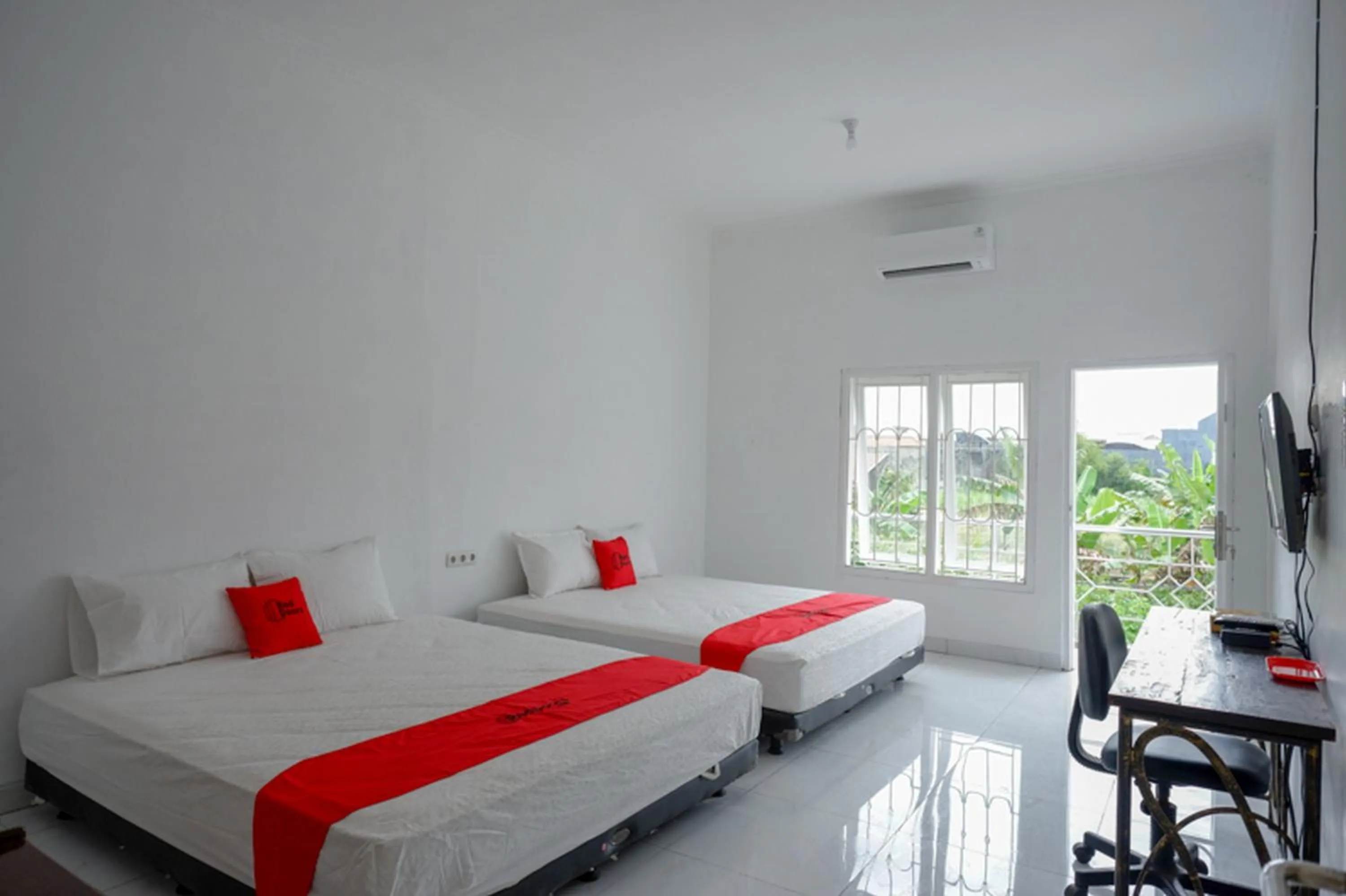 Bed in RedDoorz Syariah near UMS Solo - RSO Soeharso