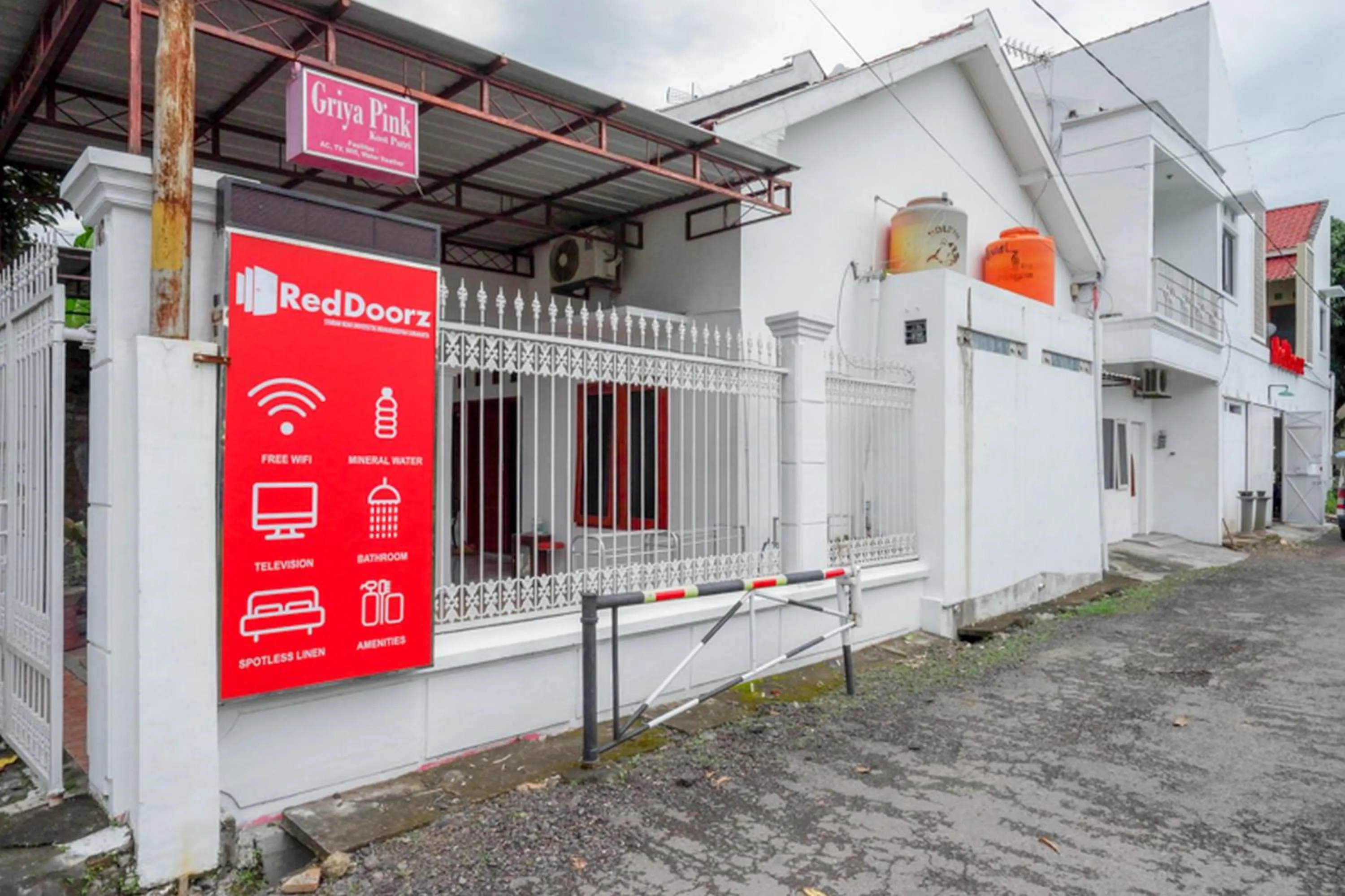 Property logo or sign in RedDoorz Syariah near UMS Solo - RSO Soeharso