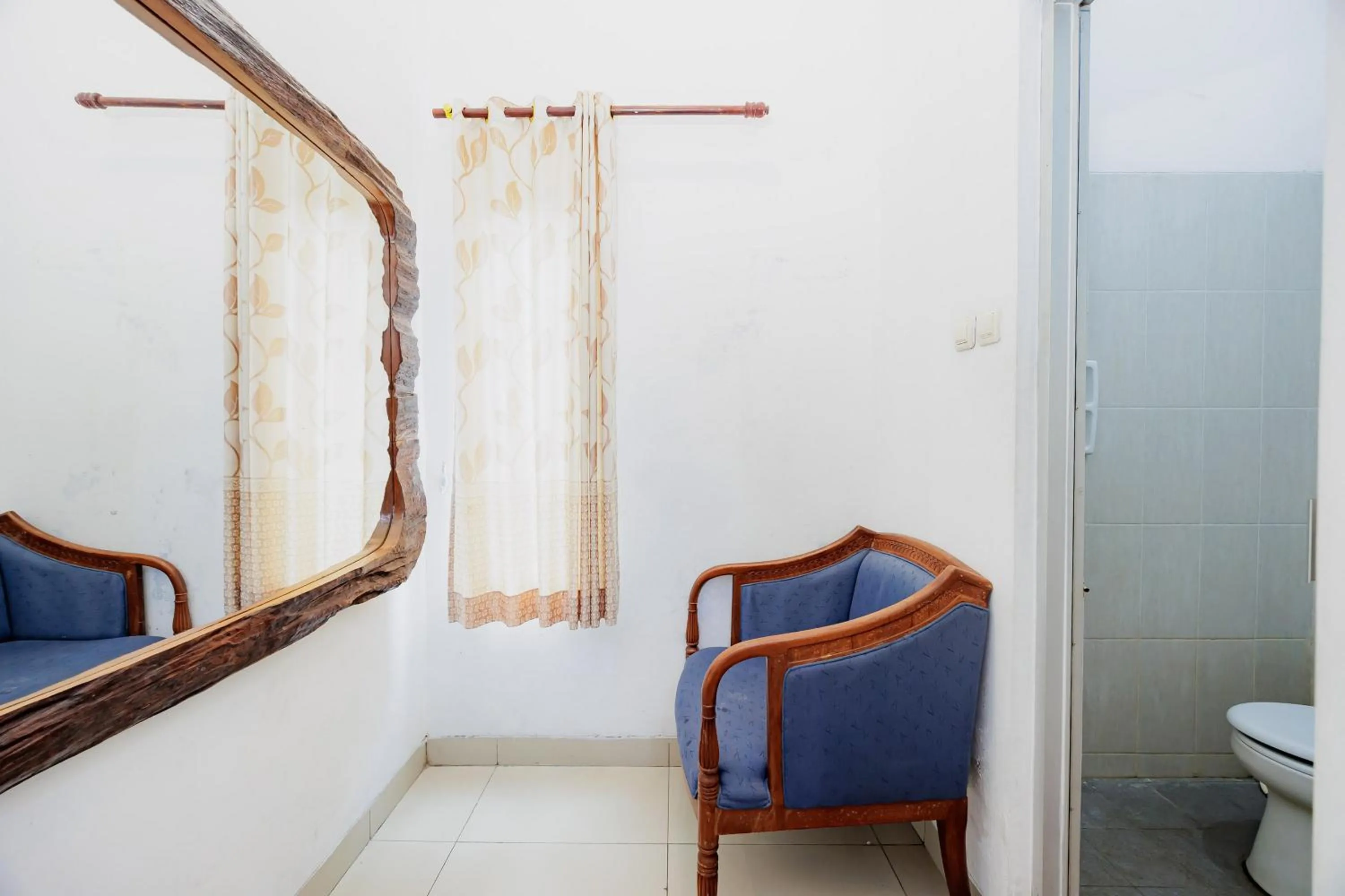 Seating area in RedDoorz Syariah near UMS Solo - RSO Soeharso