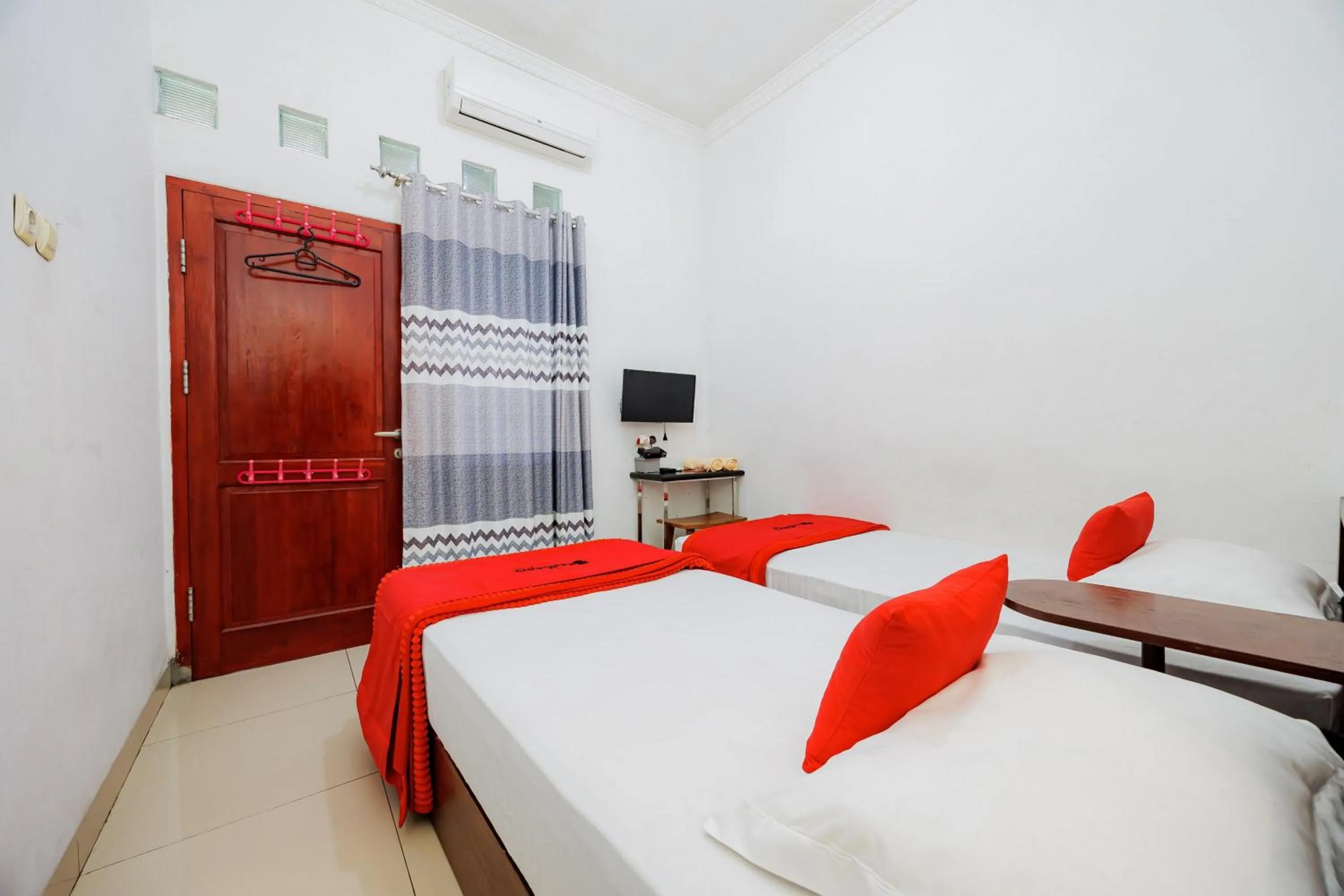Bedroom, Bed in RedDoorz Syariah near UMS Solo - RSO Soeharso