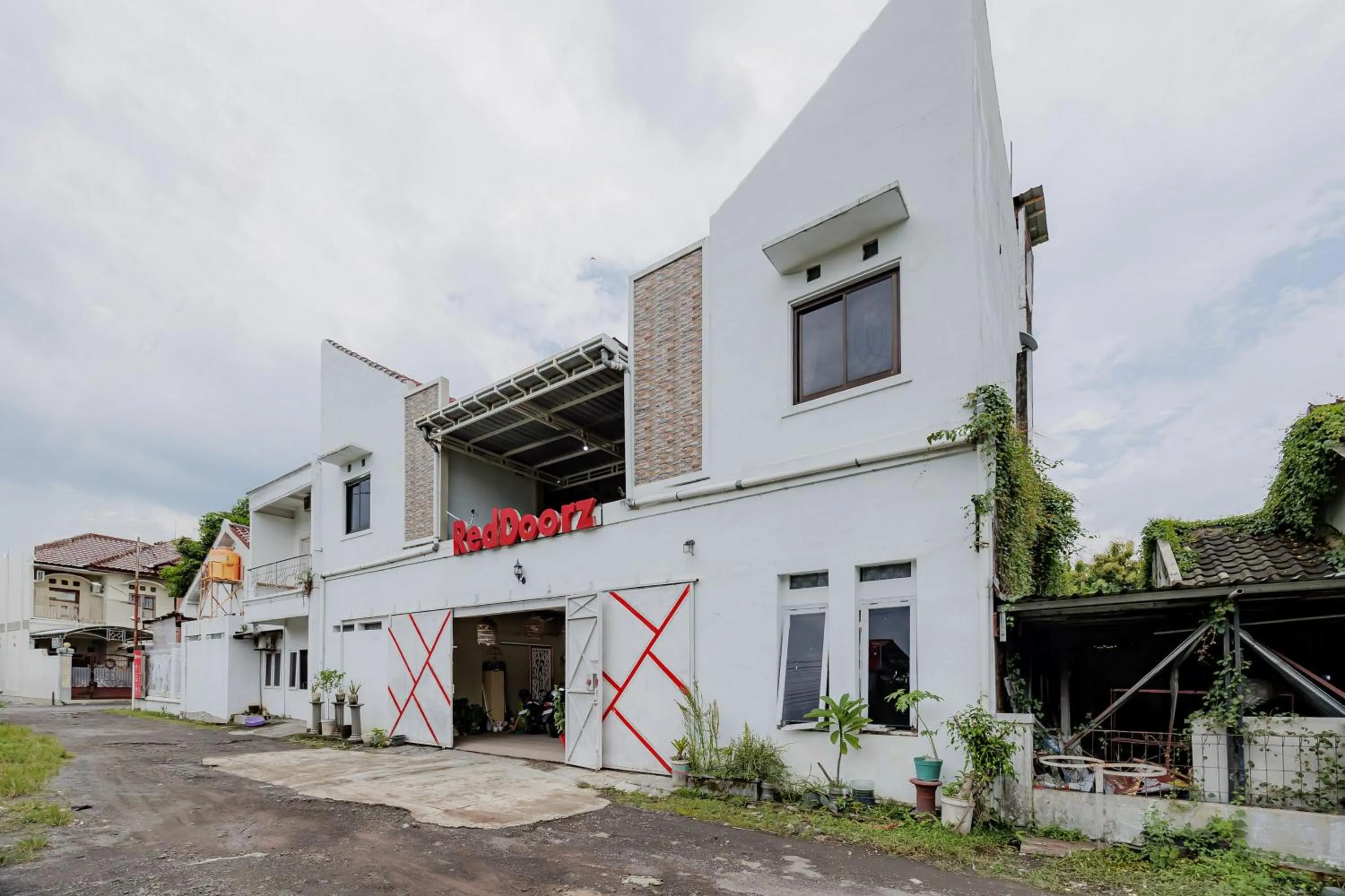 Facade/entrance in RedDoorz Syariah near UMS Solo - RSO Soeharso